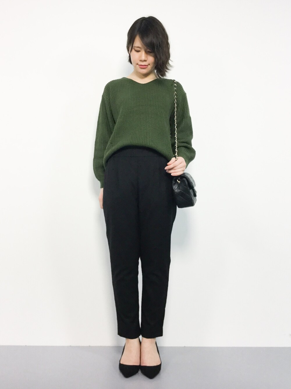 「テーパードパンツ、ニット、黒、冬コーデ、大人カジュアル、カーキ、プチプラ、緑、チェーンバッグ、URBAN RESEARCH」｜「夢展望の(ニットトップス)　畦編みＶネックニットトップス【ゆるシルエット】【チュニック】【前後差】【ボーダー】（ニット/セーター、グリーン系）」を使った、natsumiさん（レディース・160cm）の冬コーディネートの1枚目の写真