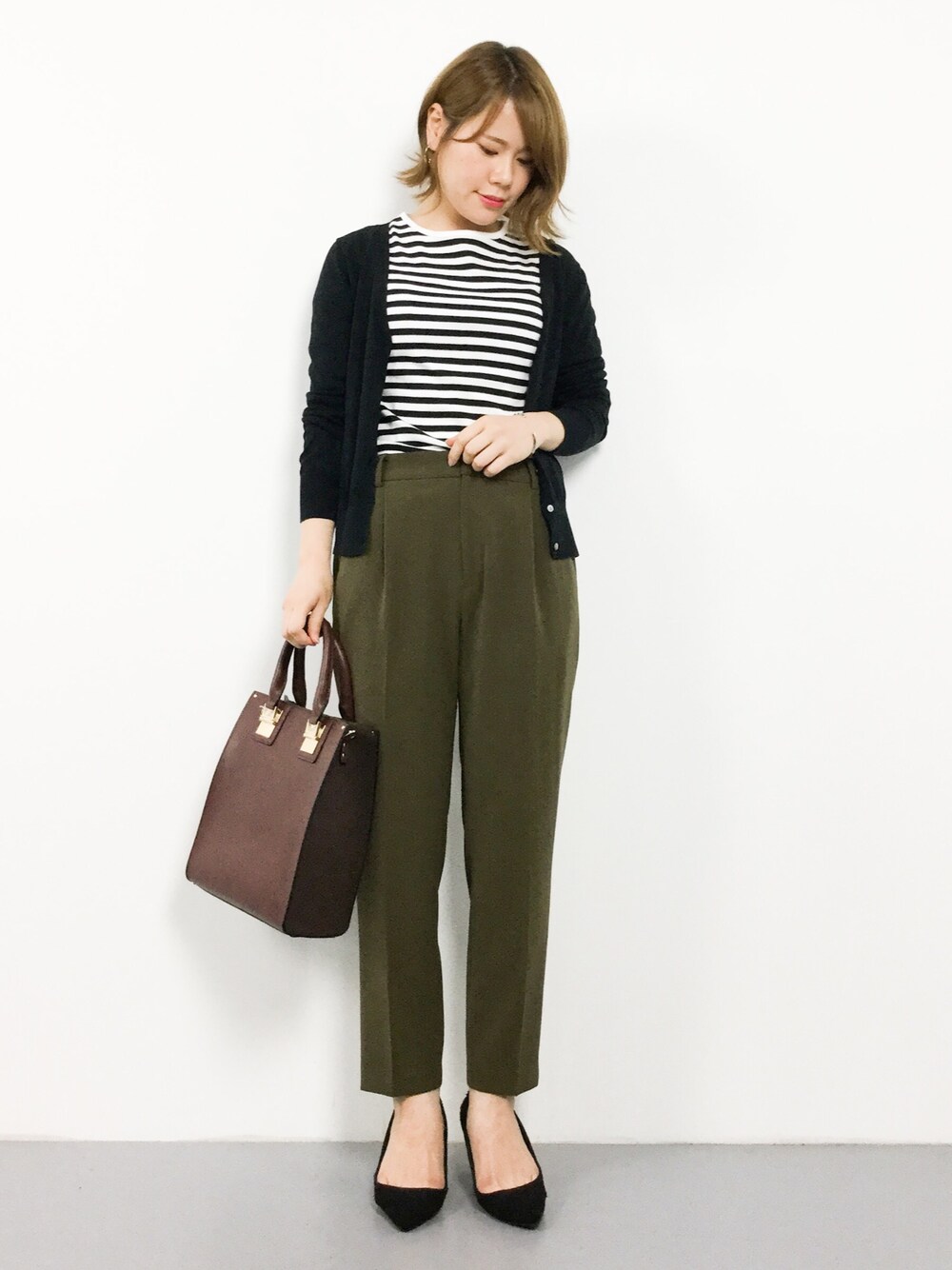 「テーパードパンツ、カーディガン、パンプス、ボーダー、黒、大人カジュアル、カーキ、秋服、オフィスカジュアル、秋コーデ」｜「URBAN RESEARCH DOORSのハイツイストコットンVネックカーデ（ニット/セーター、ブラック系）」を使った、natsumiさん（レディース・160cm）の秋コーディネートの1枚目の写真