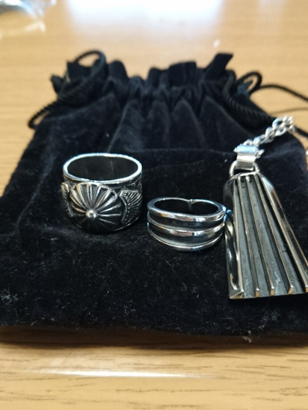 「シルバーアクセサリー、トムホーク、ゲイリーリーブス、シルバー、リング、ネックレス」｜「ｹﾞｲﾘｰﾘｰﾌﾞｽのアイテム（リング、シルバー系）」を使った、黒縁眼鏡さん（メンズ・178cm）の冬コーディネートの1枚目の写真