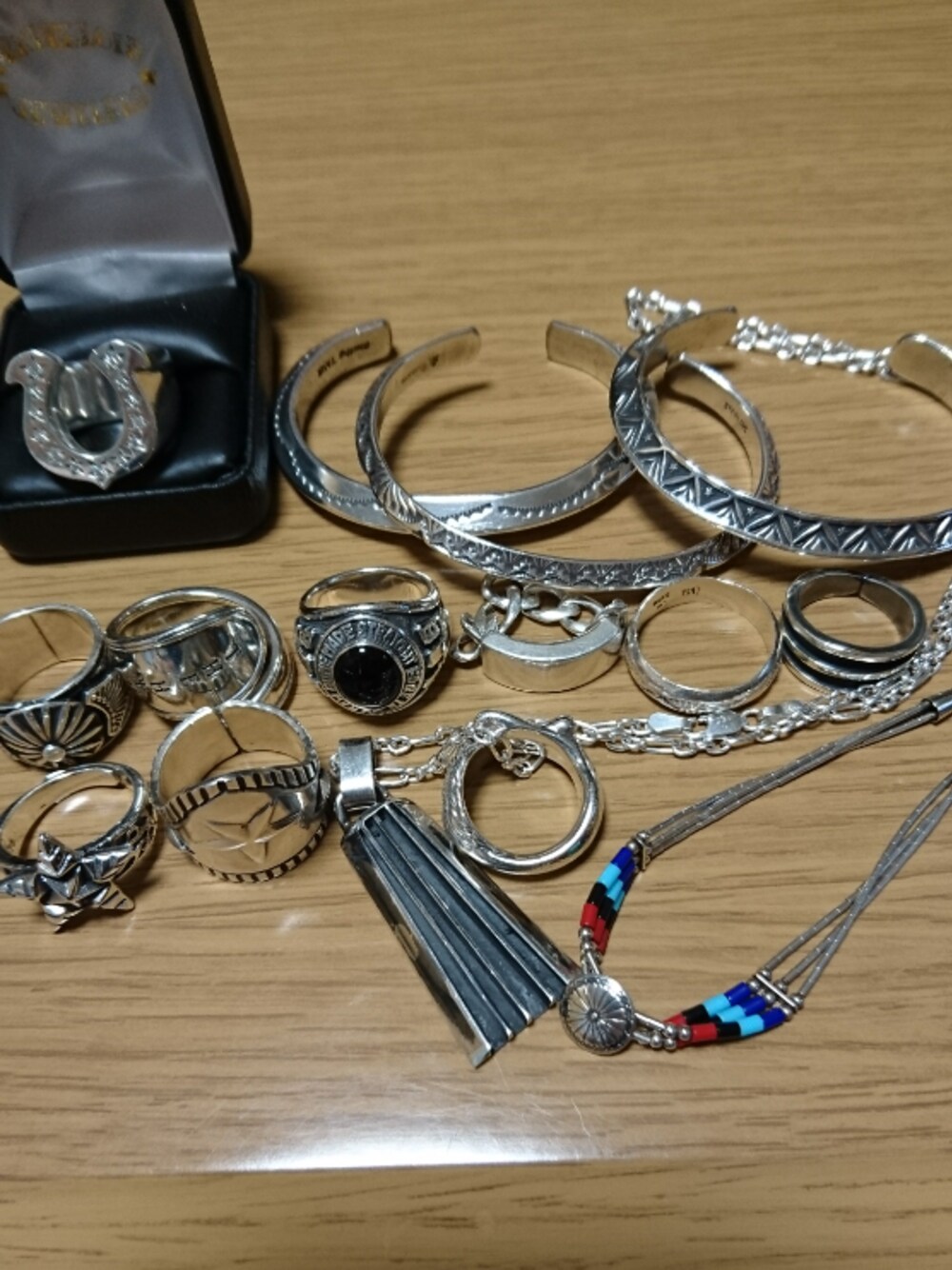 「silver、シルバーアクセサリー、リング、ネックレス、バングル、シルバー、テンダーロイン、インディアンジュエリー、ナバホ、ゲイリーリーブス」｜「ｽﾀﾝﾚｰﾊﾟｰｶｰのアイテム（リング、シルバー系）」を使った、黒縁眼鏡さん（メンズ・178cm）の春コーディネートの1枚目の写真