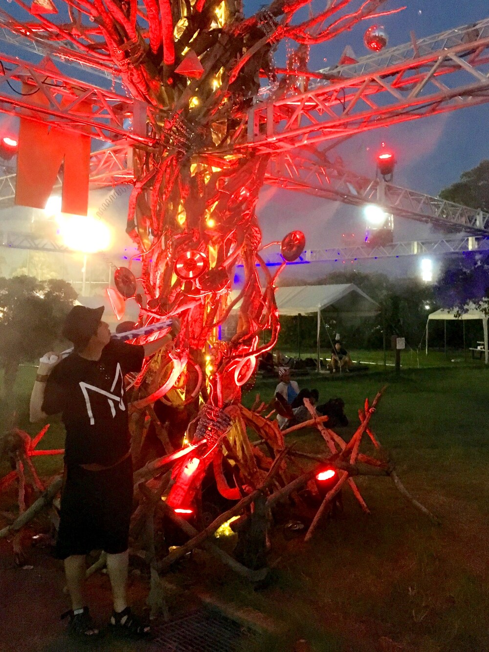 「サマーソニック2017、サマソニ、夏フェス、フェス、フェスTシャツ、フェスタオル、黒、サンダル、フェスコーデ」｜「ChampionのChampion/チャンピオン バケットハット（ハット、ブラック系）」を使った、＊キミヲ＊さん（メンズ・175cm）の夏コーディネートの1枚目の写真