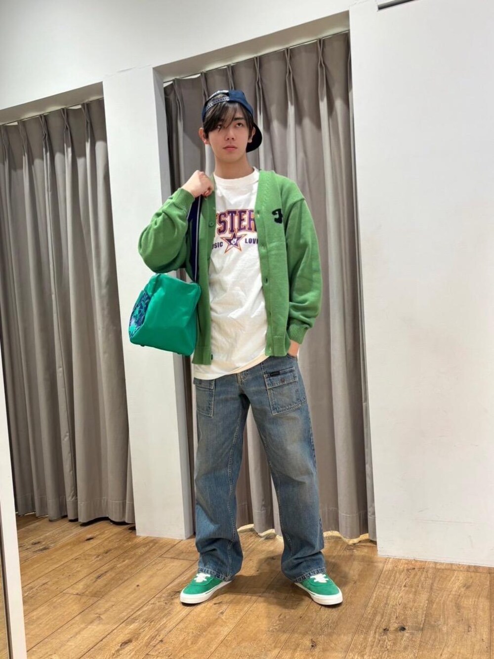 「カーディガン、ヒステリックグラマー、でにむ、hysteric glamour、Ｔシャツ、ばっぐ」｜「HYSTERIC GLAMOURのブッシュデニムパンツ（デニムパンツ、ブルー系）」を使った、よしきさん（メンズ・181cm）の冬コーディネートの1枚目の写真