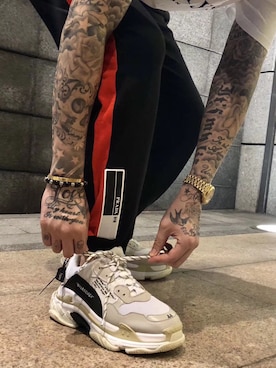 「PRADA（プラダ）のアイテム（チノパンツ）」を使った、Azhiさん（メンズ・170cm）の春コーディネート