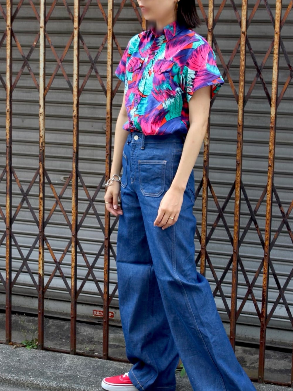 ブルー系のデニムパンツ、レッド系のスニーカー、その他のシャツ/ブラウスを着用したレディースの夏コーディネートの1枚目の写真