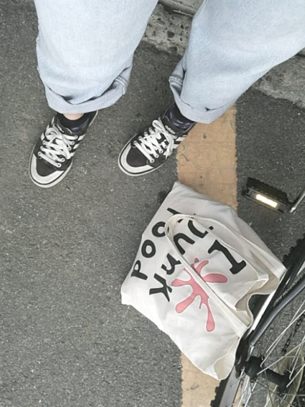「冬、冬コーデ、休日スタイル、黒、スニーカー、denim、ootd、大人カジュアル、60s、FLYING TIGERS」｜「adidasのアイテム（スニーカー、ブラック系）」を使った、ニッポニアさん（レディース・161cm）の冬コーディネートの1枚目の写真