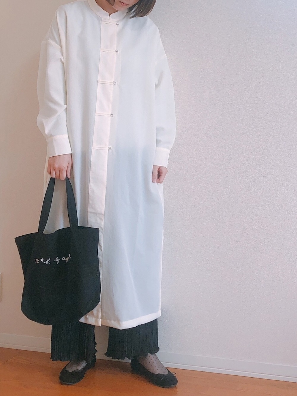 「チャイナシャツ、classicalelf、FREAK’Ｓ STORE、靴下屋、RODE SKO、モノトーンコーデ、ワンピース」｜「classicalelfの最旬、チャイナ風。ロング丈バンドカラーシャツ（シャツ/ブラウス、ホワイト系）」を使った、ぬふさん（レディース・165cm）の春コーディネートの1枚目の写真