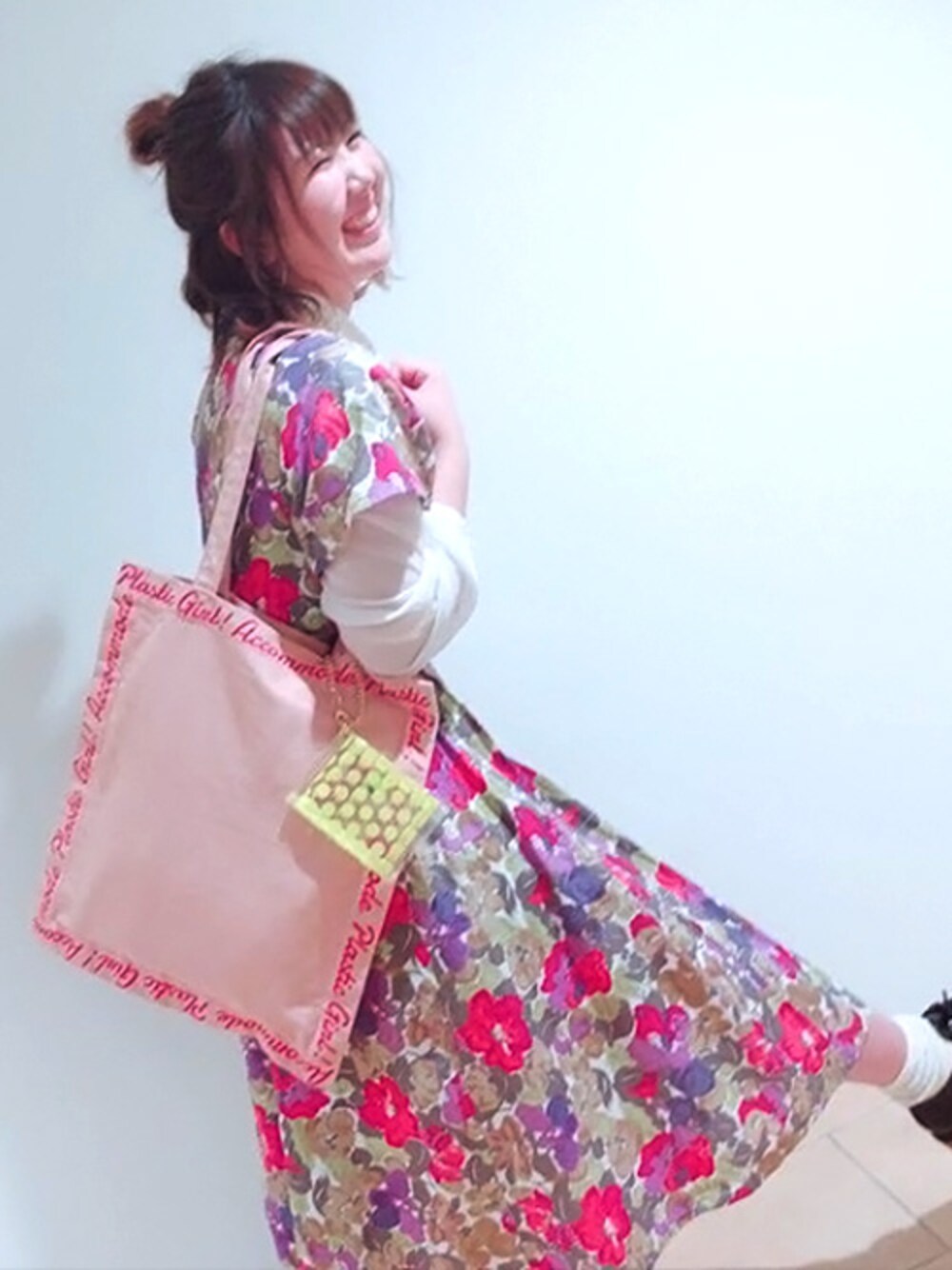 「トートバッグ、ワンピース、レイヤード、ピンク、バッグ、ピンクコーデ、パスケース、ルミネ池袋、accommode、アコモデ」｜「ACCOMMODEのプラスチックガールトートバッグ（エコバッグ/サブバッグ、ピンク系）」を使った、ACCOMMODE ルミネ池袋さん（レディース・155cm）の春コーディネートの1枚目の写真