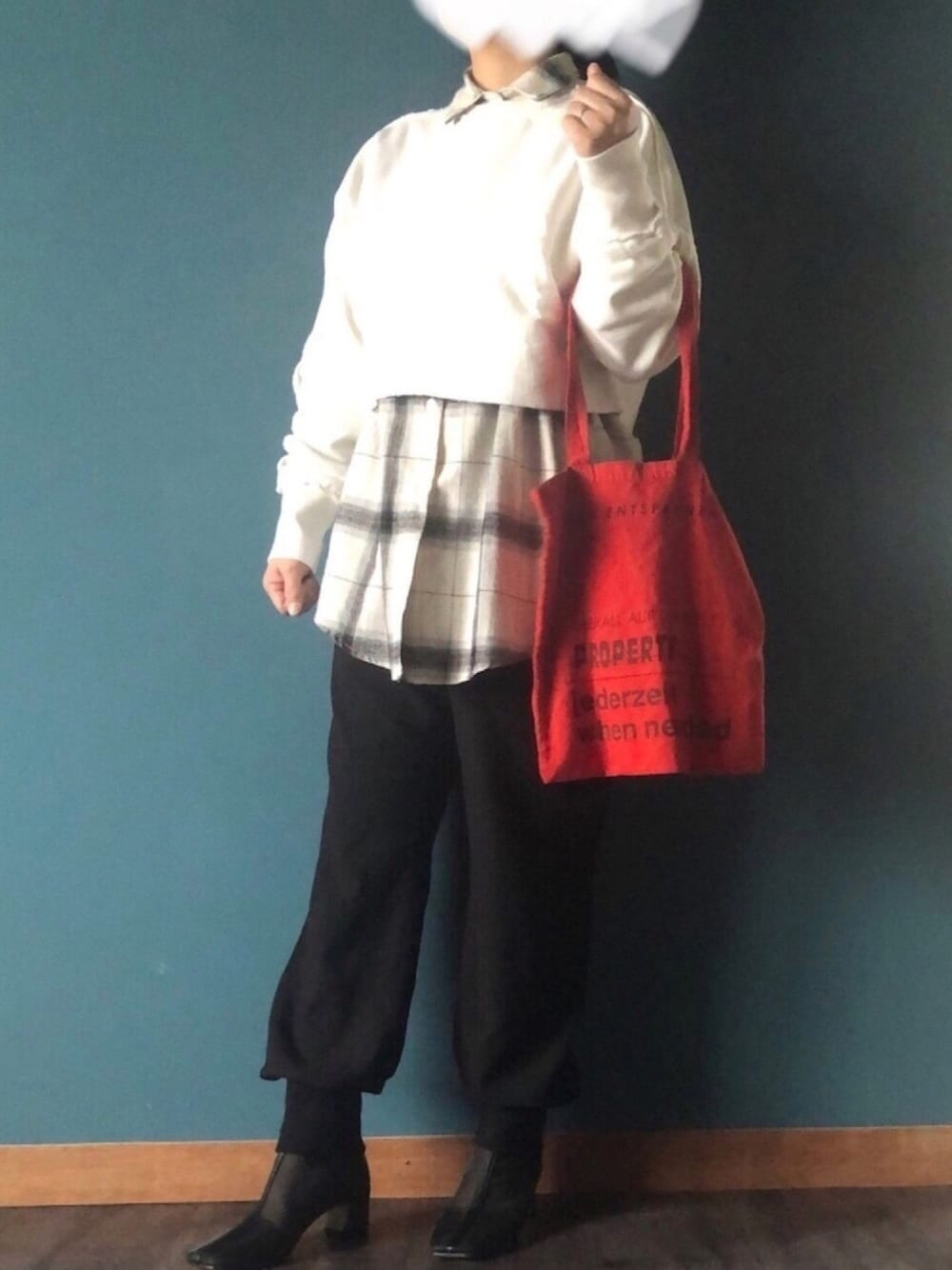 ホワイト系のスウェット、ホワイト系のシャツ/ブラウス、レッド系のトートバッグを着用したレディースの春コーディネートの1枚目の写真