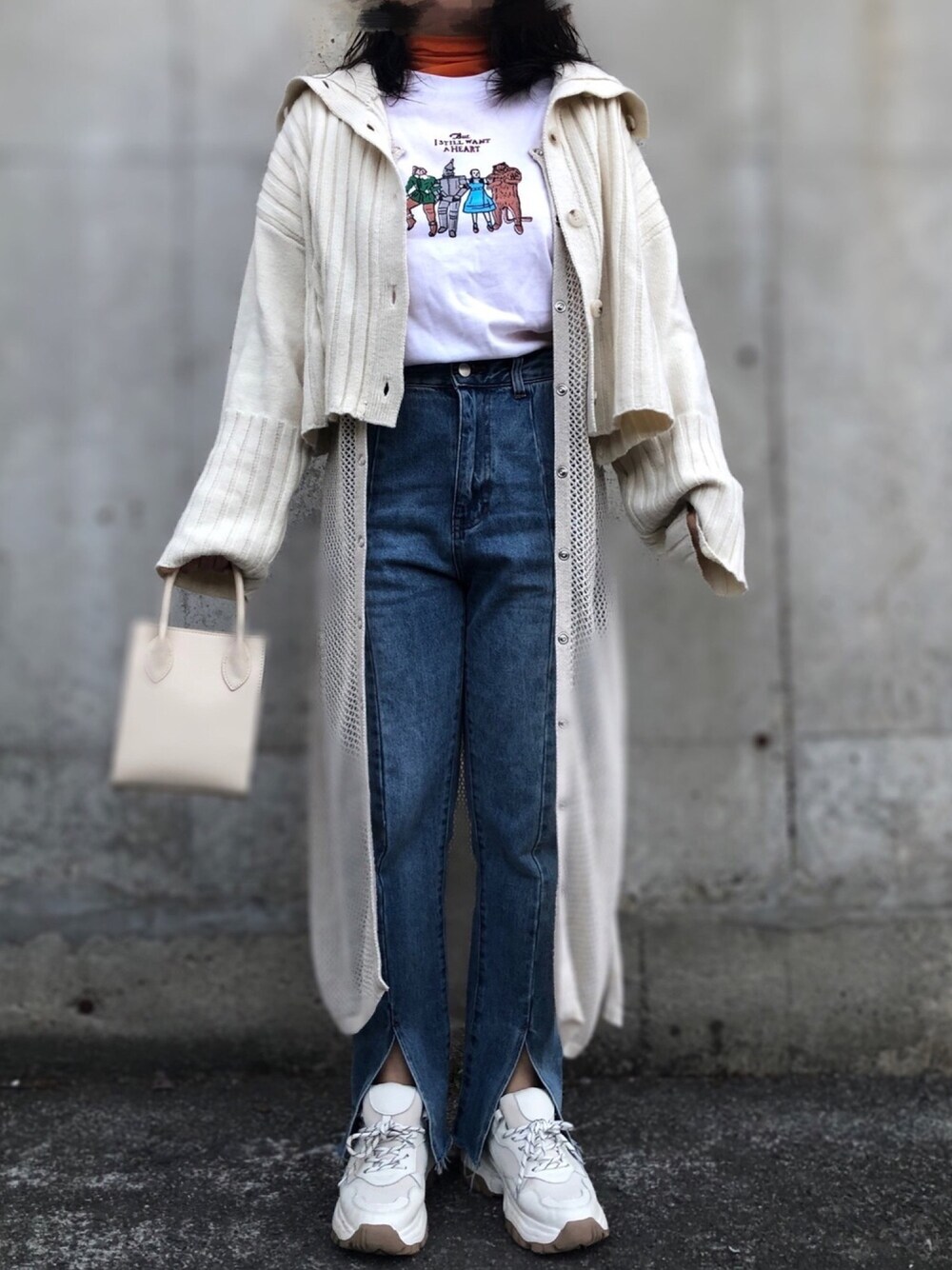 ホワイト系のTシャツ/カットソー、オレンジ系のTシャツ/カットソー、ホワイト系のニット/セーターを着用したレディースの春コーディネートの1枚目の写真