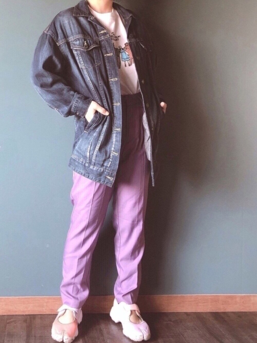 ブルー系のデニムジャケット、ホワイト系のTシャツ/カットソー、パープル系のその他パンツを着用したレディースの春コーディネートの1枚目の写真