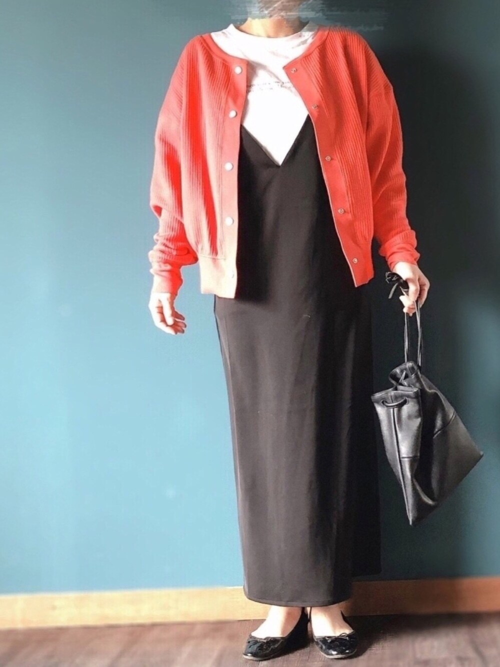 レッド系のカーディガン/ボレロ、ホワイト系のTシャツ/カットソー、ブラック系のワンピースを着用したレディースの春コーディネートの1枚目の写真