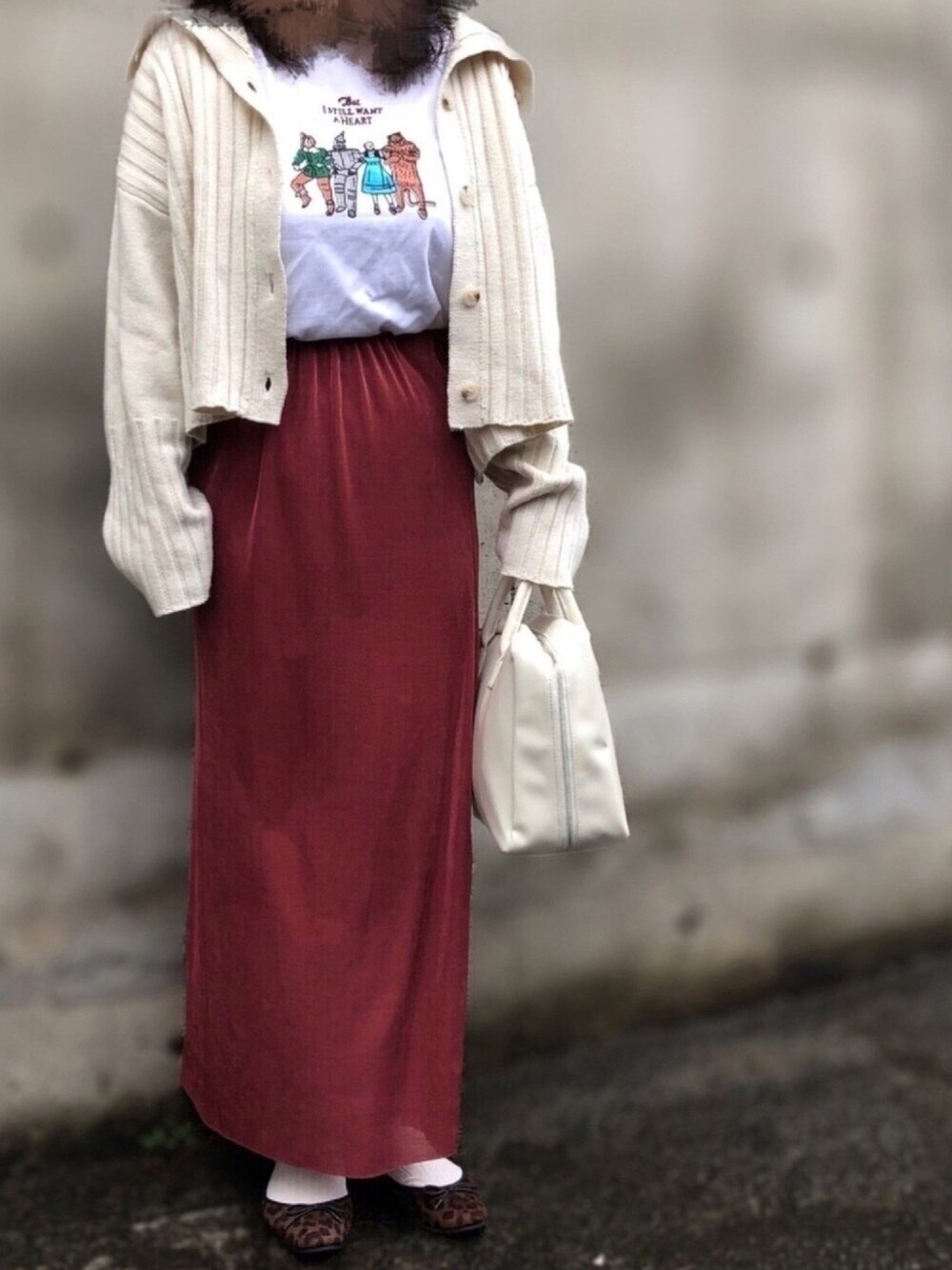 ホワイト系のニット/セーター、ホワイト系のTシャツ/カットソー、ピンク系のスカートを着用したレディースの春コーディネートの1枚目の写真
