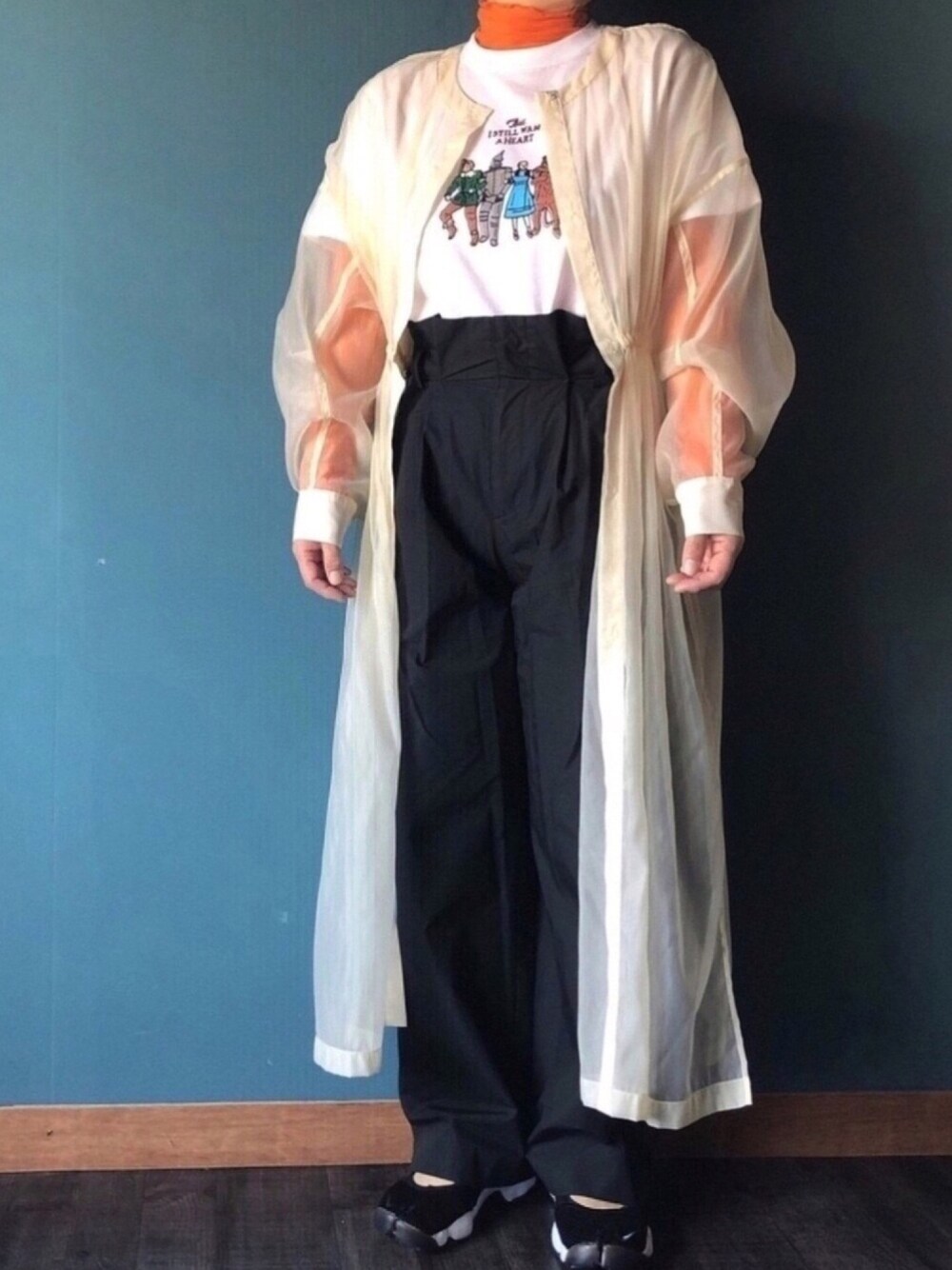 ホワイト系のTシャツ/カットソー、オレンジ系のTシャツ/カットソー、ブラック系のその他パンツを着用したレディースの春コーディネートの1枚目の写真