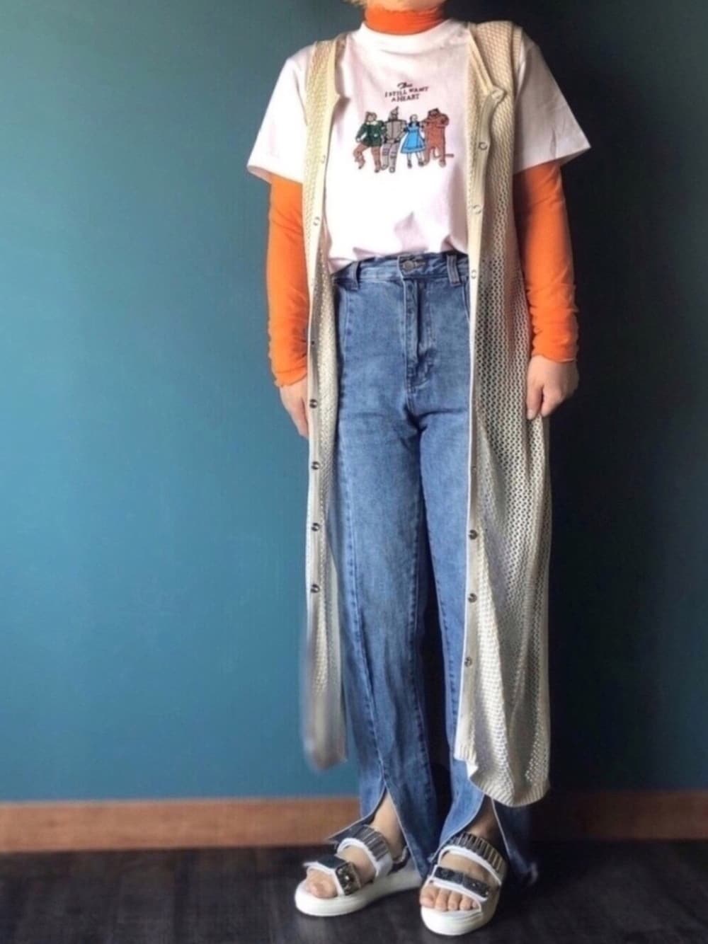 ホワイト系のTシャツ/カットソー、ホワイト系のカーディガン/ボレロ、ブルー系のデニムパンツを着用したレディースの春コーディネートの1枚目の写真