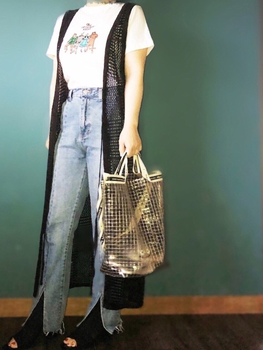 ホワイト系のTシャツ/カットソー、ブラック系のワンピース、ブルー系のデニムパンツを着用したレディースの春コーディネートの1枚目の写真