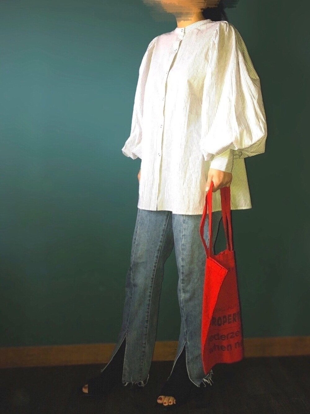 ホワイト系のシャツ/ブラウス、ブルー系のデニムパンツ、レッド系のトートバッグを着用したレディースの春コーディネートの1枚目の写真