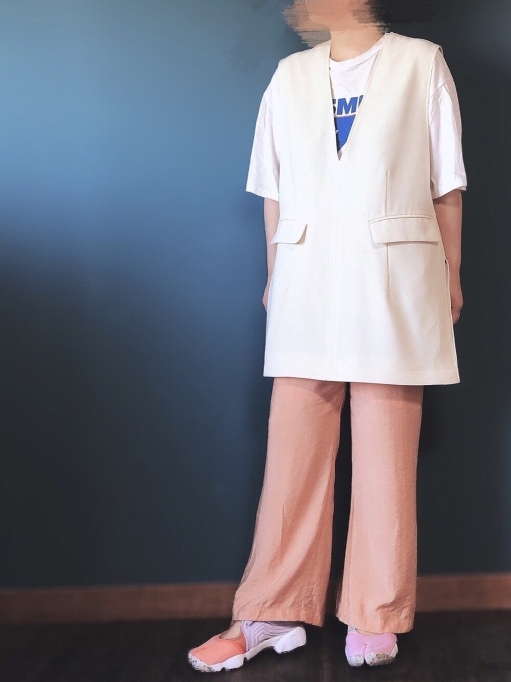 ホワイト系のTシャツ/カットソー、ホワイト系のベスト、オレンジ系のその他パンツを着用したレディースの春コーディネートの1枚目の写真