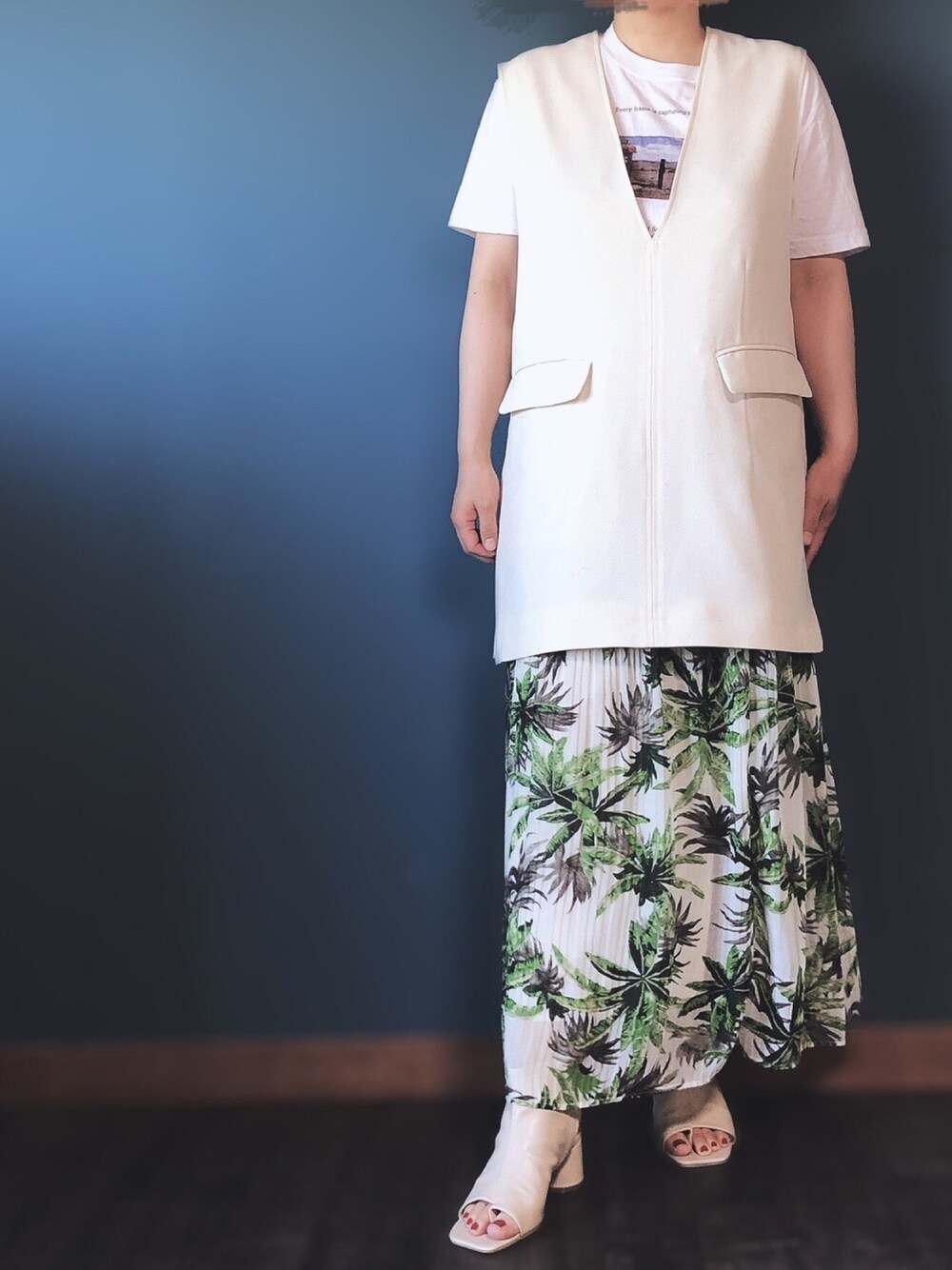 ホワイト系のTシャツ/カットソー、ホワイト系のベスト、ホワイト系のスカートを着用したレディースの春コーディネートの1枚目の写真