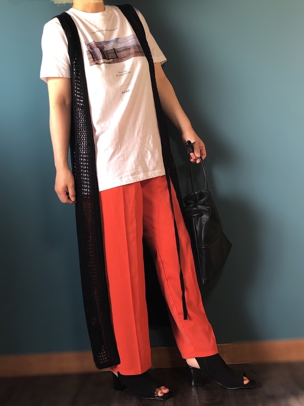 ホワイト系のTシャツ/カットソー、ブラック系のワンピース、オレンジ系のその他パンツを着用したレディースの春コーディネートの1枚目の写真