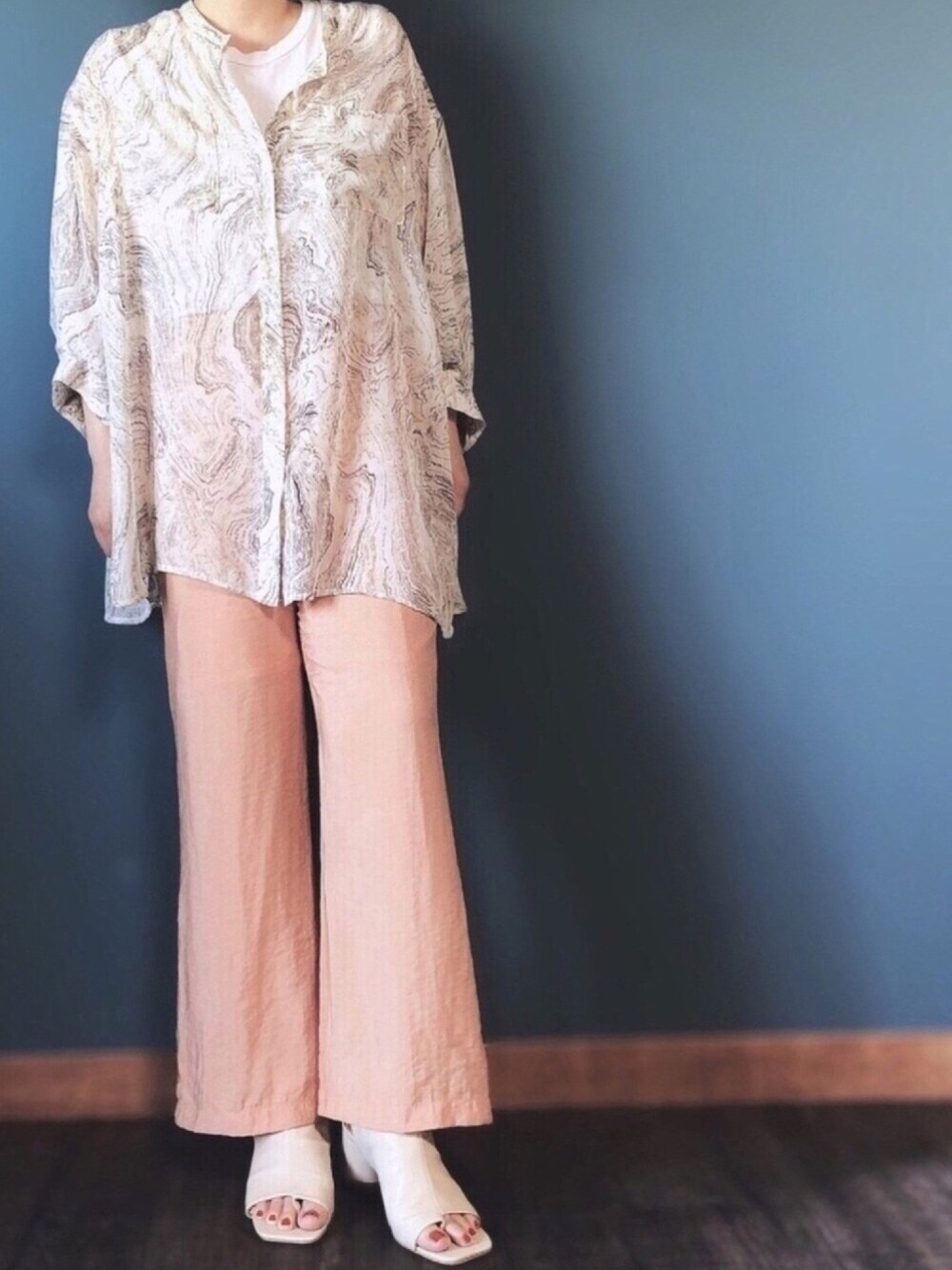 ホワイト系のシャツ/ブラウス、オレンジ系のその他パンツ、ホワイト系のサンダルを着用したレディースの夏コーディネートの1枚目の写真