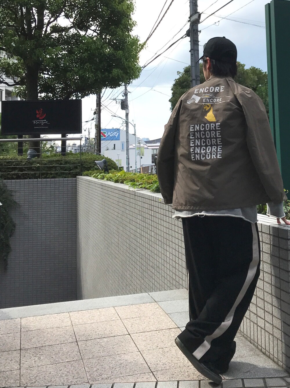 「ストリート、ワイドパンツ、コーチジャケット、カジュアル、STUDIOUS、STUDIOUS SELECT(STUDIOUS SELECT)、NUMBER (N)INE、ナンバーナイン(NUMBER (N)INE)」｜「NUMBER (N)INEの【NUMBER (N)INE】≪STUDIOUS限定≫ロゴ刺繍デニムキャップ（キャップ、ブラック系）」を使った、tds_abyさん（メンズ・170cm）の夏コーディネートの1枚目の写真