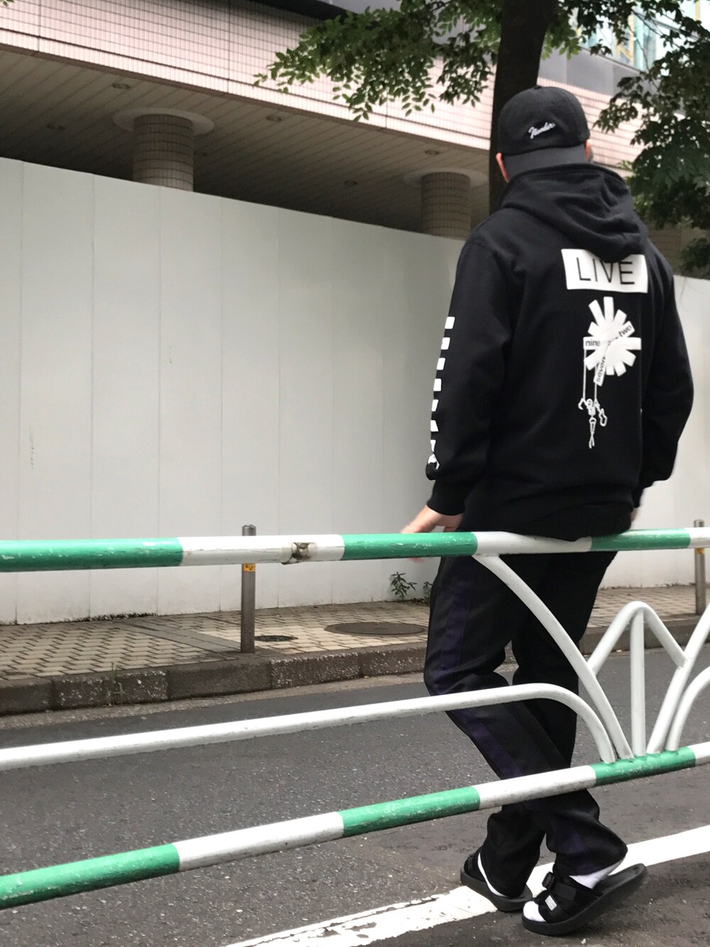 「シンプルコーデ、カジュアル、ブラック、モノトーン、パーカー、STUDIOUS、STUDIOUS SELECT(STUDIOUS SELECT)、NUMBER (N)INE、ストリート」｜「NUMBER (N)INEの【NUMBER (N)INE】≪STUDIOUS限定≫ロゴ刺繍デニムキャップ（キャップ、ブラック系）」を使った、tds_abyさん（メンズ・170cm）の夏コーディネートの1枚目の写真