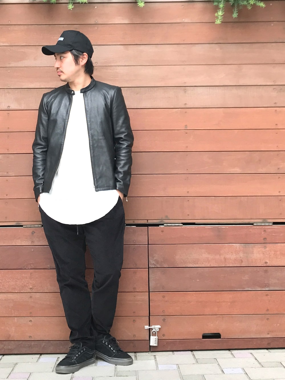 「レザージャケット、ライダース、モノトーンコーデ、きれいめカジュアル、シンプルコーデ、wjk black、NUMBER (N)INE、STUDIOUS、STUDIOUS SELECT(STUDIOUS SELECT)、秋のコーデ」｜「NUMBER (N)INEの【NUMBER (N)INE】≪STUDIOUS限定≫ロゴ刺繍ツイルキャップ（キャップ、ブラック系）」を使った、tds_abyさん（メンズ・170cm）の夏コーディネートの1枚目の写真