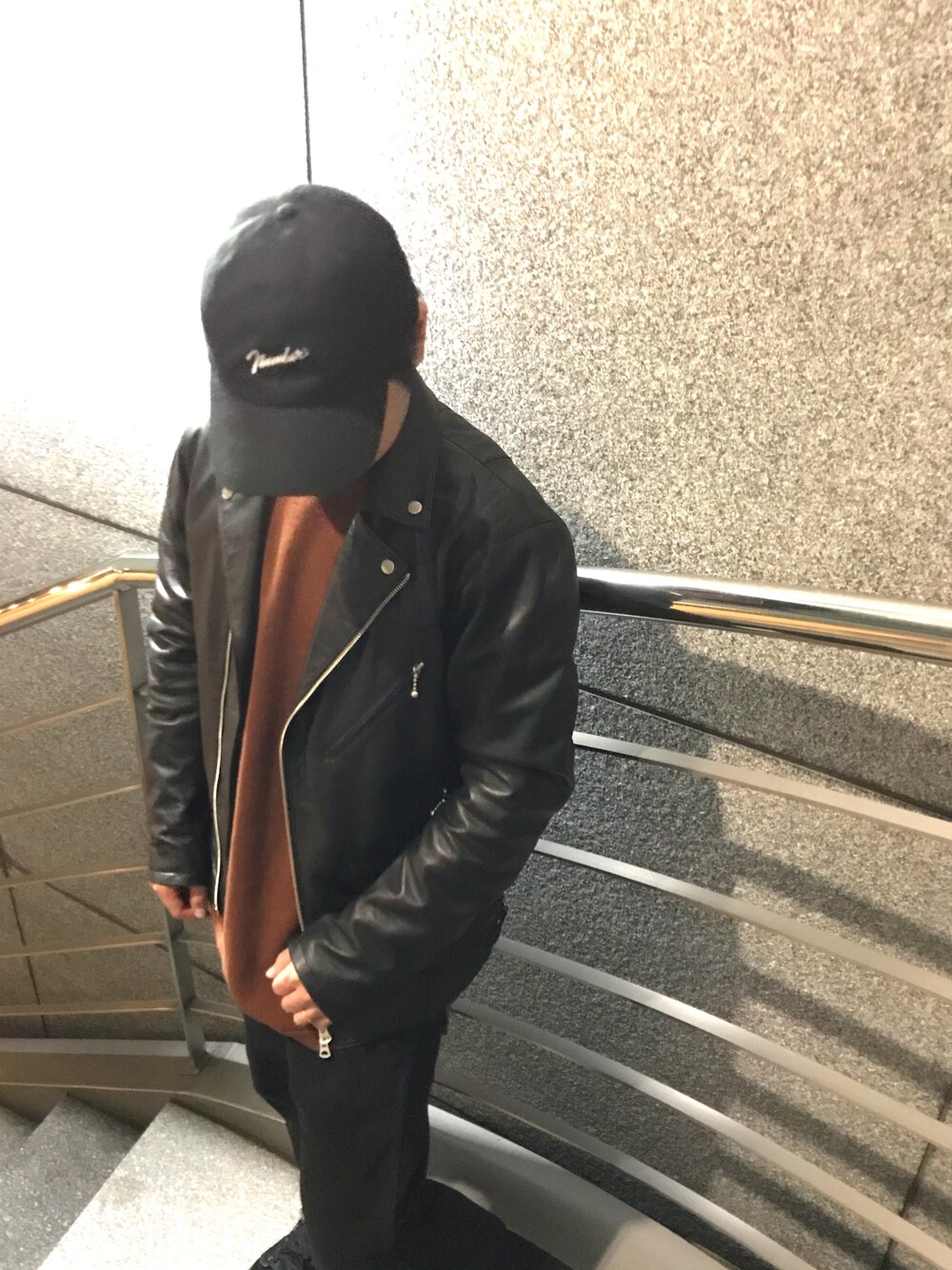 「秋服、ブラックコーデ、ライダース、レザージャケット、STUDIOUS、STUDIOUS SELECT(STUDIOUS SELECT)、NUMBER (N)INE、ナンバーナイン(NUMBER (N)INE)、秋コーデ」｜「NUMBER (N)INEの【NUMBER (N)INE】≪STUDIOUS限定≫別注レザーライダースジャケット（ライダースジャケット、ブラック系）」を使った、tds_abyさん（メンズ・170cm）の秋コーディネートの1枚目の写真
