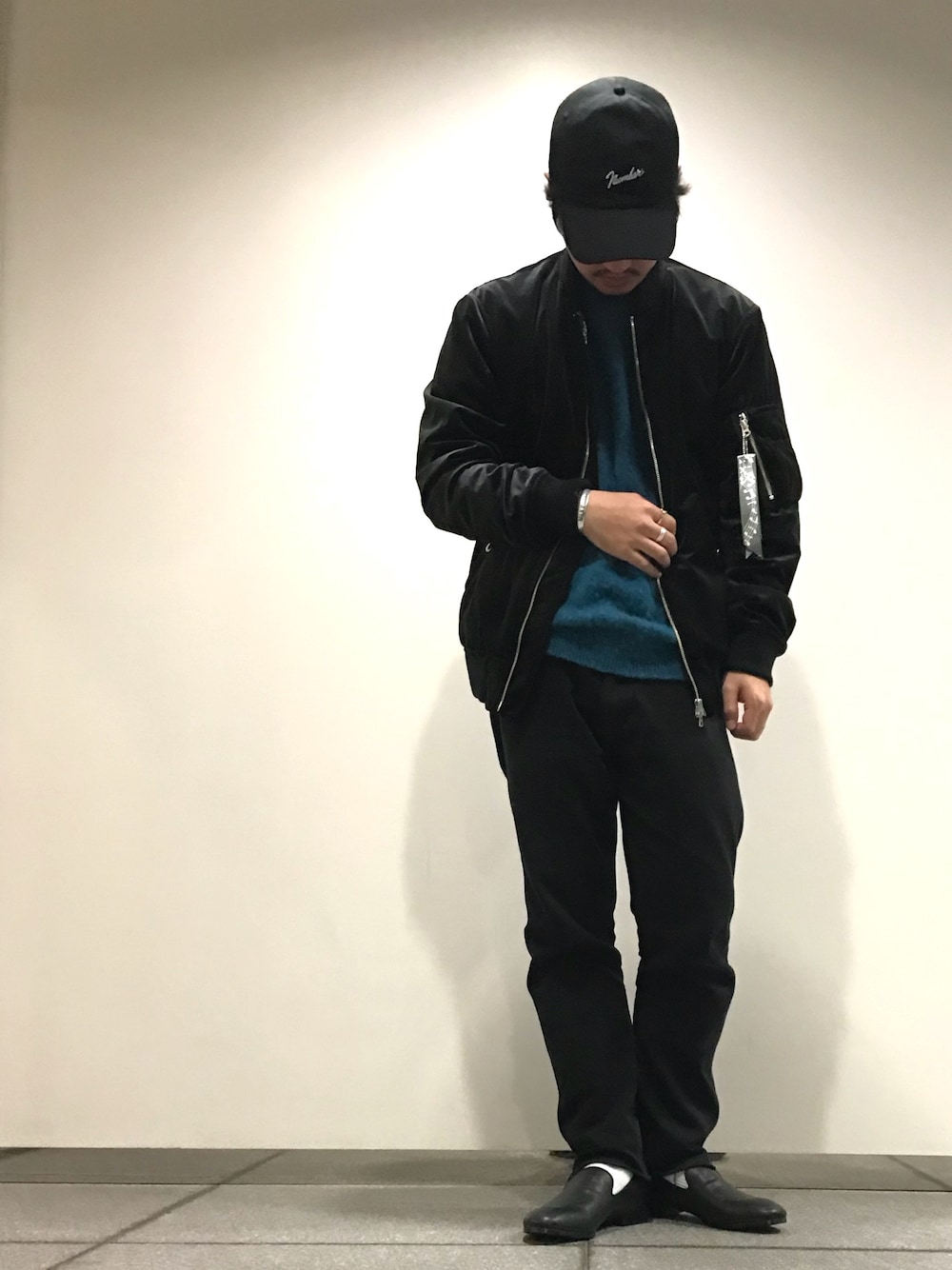 ブラック系のMA-1、ブルー系のニット/セーター、ブラック系のドレスシューズを着用したメンズの秋コーディネートの1枚目の写真