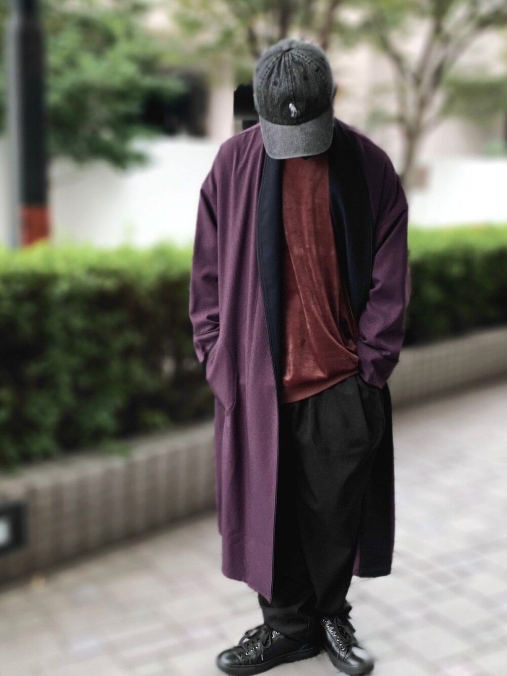 ブラウン系のスウェット、パープル系のその他アウター、ブラック系のその他パンツを着用したメンズの秋コーディネートの1枚目の写真