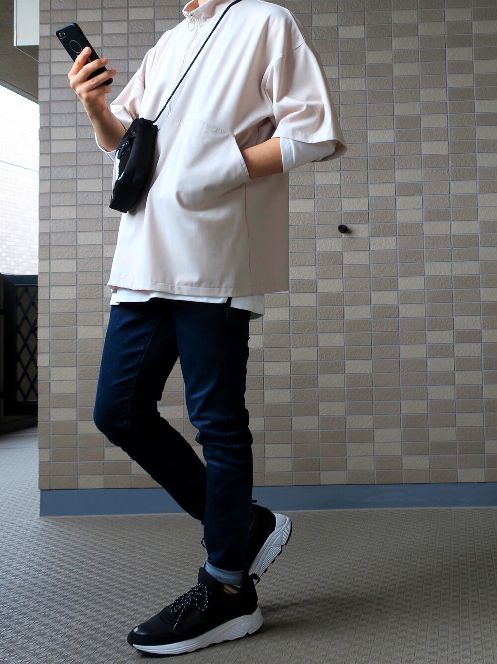 ブラウン系のTシャツ/カットソー、ブラック系のショルダーバッグ、ホワイト系のTシャツ/カットソーを着用したメンズの春コーディネートの1枚目の写真