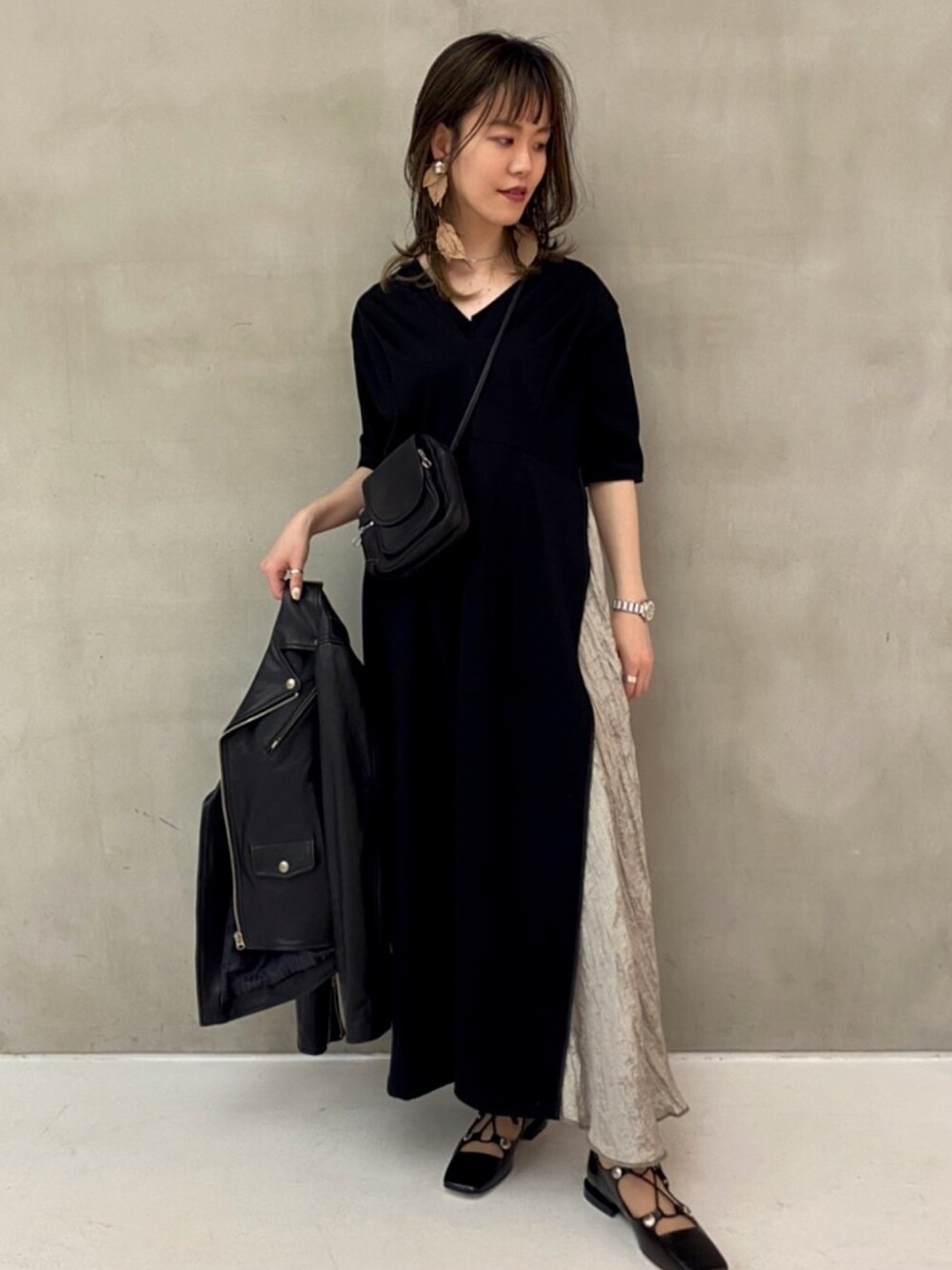 「STUDIOUS、休日スタイル、おしゃれさんと繋がりたい、fashion、結婚式二次会スタイル、結婚式 ワンピース、アレンジ、ヘアアレンジ、イヤリング」｜「STUDIOUSのアイテム（ワンピース、ブラック系）」を使った、はやしのまいまいさん（レディース・160cm）の春コーディネートの1枚目の写真
