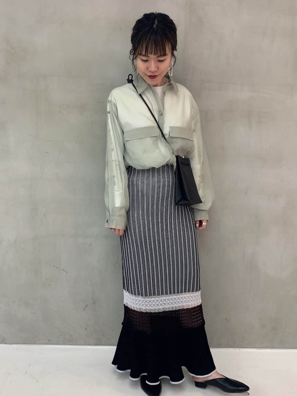 「オトナカジュアル、STUDIOUS、STUDIOUS新宿店、おしゃれさんと繋がりたい、オトナ女子、トレンド、カラーシャツ、はるコーデ、春コーデ、春色」｜「STUDIOUSの【STUDIOUS】マルチクロシェニットスカート（スカート、ブラック系）」を使った、はやしのまいまいさん（レディース・160cm）の春コーディネートの1枚目の写真