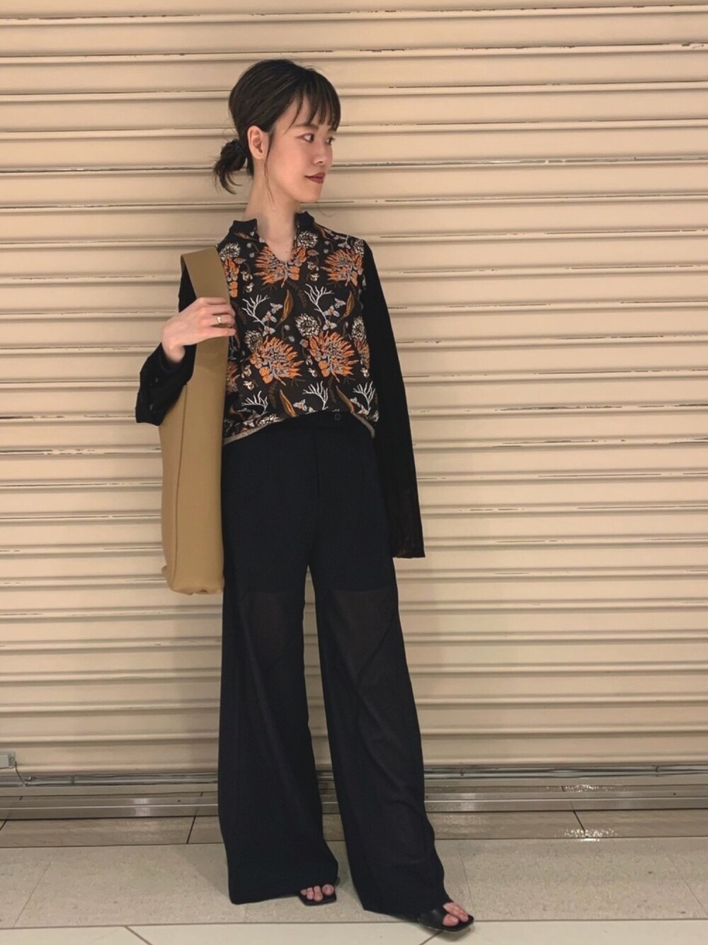 「キレイめ、STUDIOUS、モード、きれいめカジュアル、パンツスタイル、結婚式二次会スタイル、オフィスカジュアル、モードカジュアル、おしゃれさんと繋がりたい、オトナ女子」｜「AKIRANAKAのTwist panel TP BK（パンツ、ブラック系）」を使った、はやしのまいまいさん（レディース・160cm）の春コーディネートの1枚目の写真