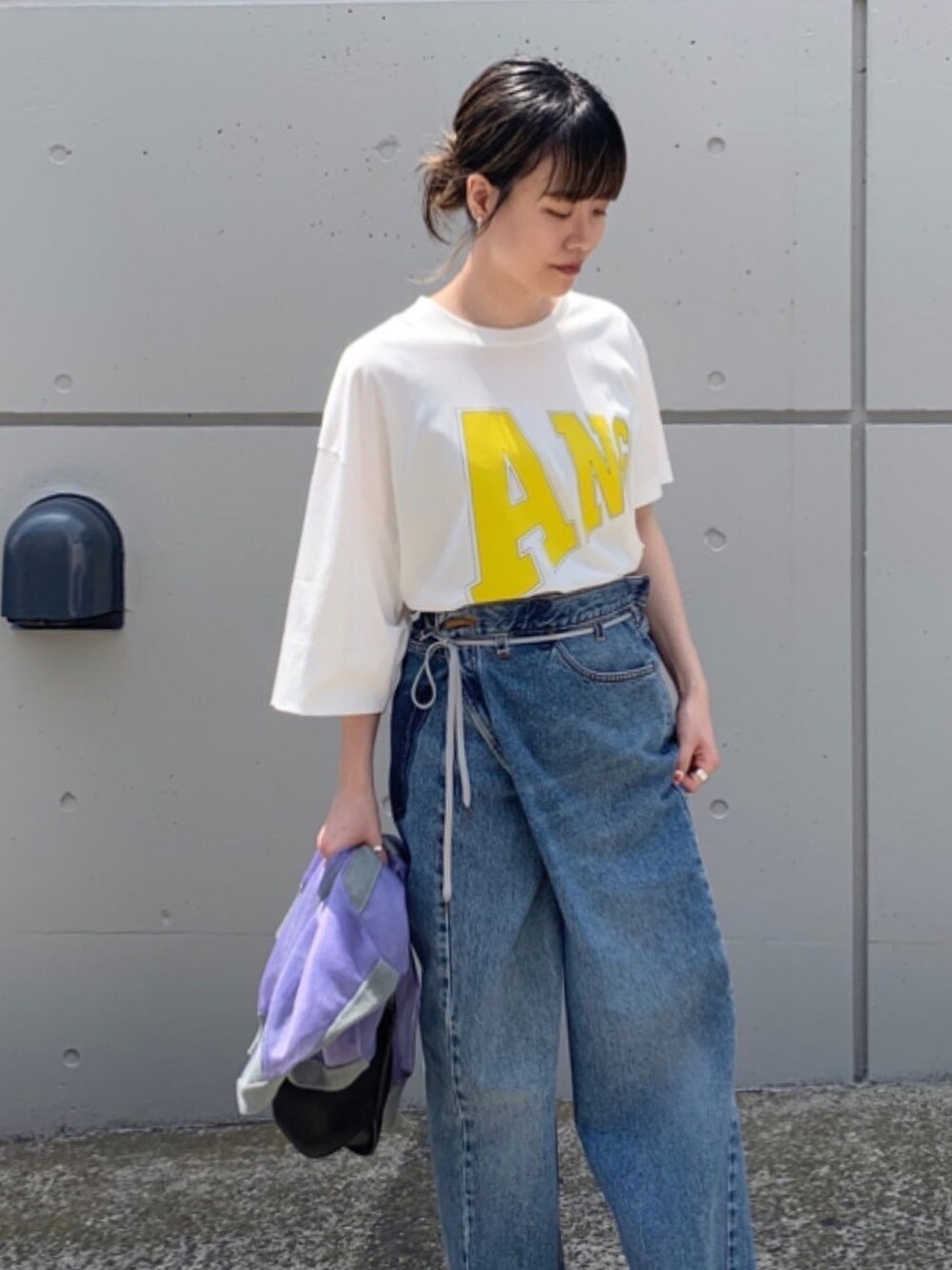 「デニム、夏、Tシャツ、大人カジュアル、休日スタイル、きれいめカジュアル、パンツスタイル、シンプルコーデ、サンダルコーデ、おしゃれさんと繋がりたい」｜「MAISON EUREKAの【Maison Eureka】VINTAGE REWORK BIGGY PANTS（デニムパンツ、ブルー系）」を使った、はやしのまいまいさん（レディース・160cm）の夏コーディネートの1枚目の写真