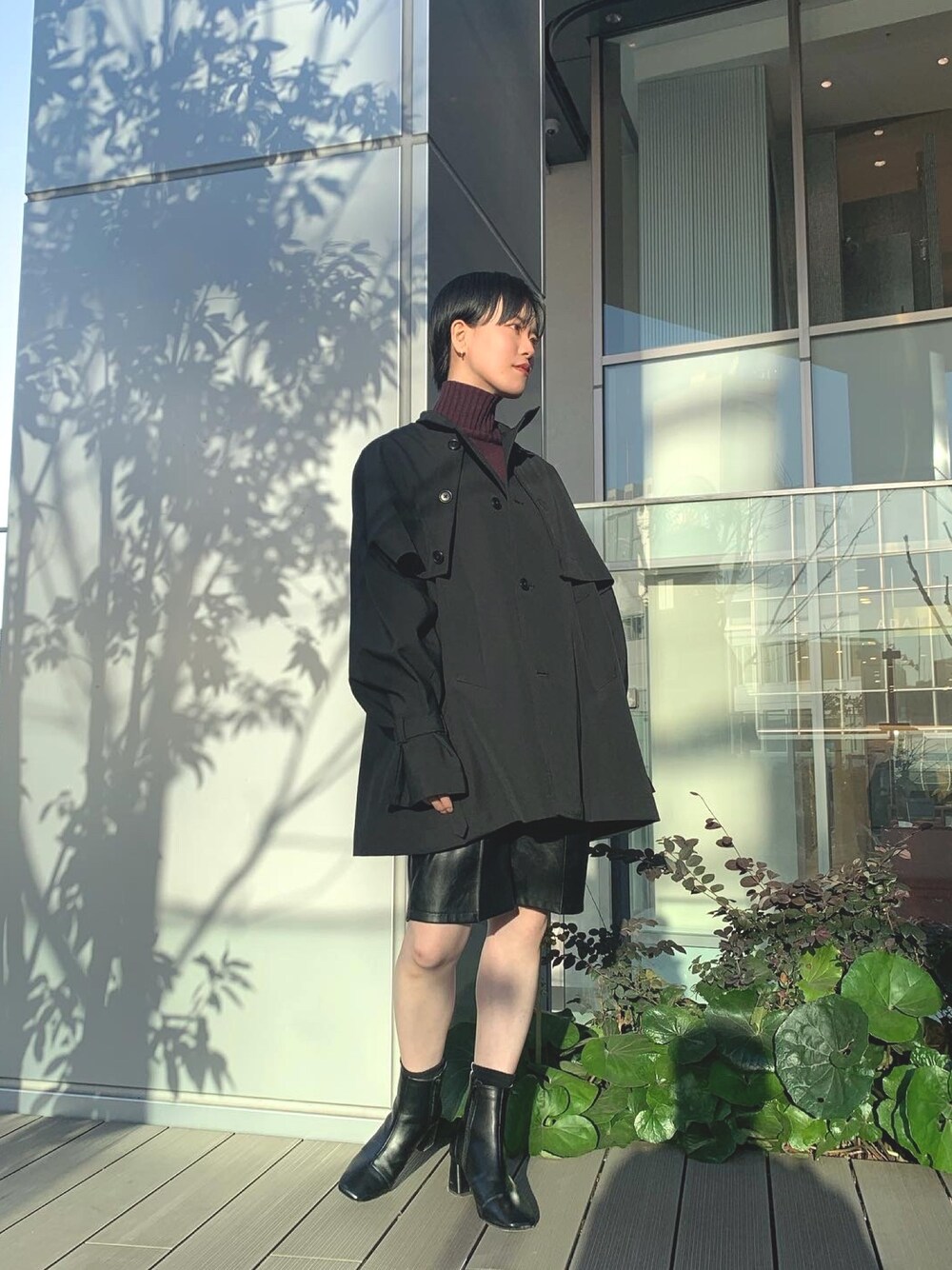 「大人カジュアル、おしゃれさんと繋がりたい、パンツスタイル、ニットコーデ、春コーデ、スクエアトゥ、今日のコーデ、モード、オールブラック、私の推しブランド」｜「STUDIOUSの【STUDIOUS】カシミヤブレンドタートルネックニット（ニット/セーター、レッド系）」を使った、はやしのまいまいさん（レディース・160cm）の冬コーディネートの1枚目の写真