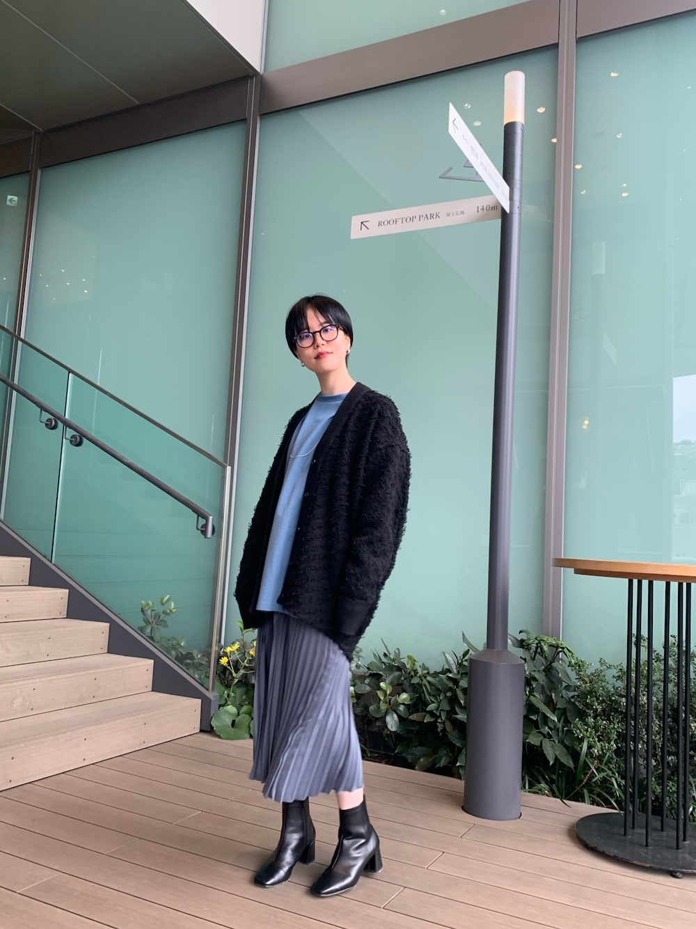 「シンプル、休日スタイル、休日コーデ、きれいめカジュアル、春、ootd、スカートスタイル、ラクチンコーデ、カラーコーデ、私の推しブランド」｜「STUDIOUSの【STUDIOUS】スクエアトゥミドルブーツ／スタイリングを選ばないエコレザーショートブーツ（ブーツ、ブラック系）」を使った、はやしのまいまいさん（レディース・160cm）の冬コーディネートの1枚目の写真