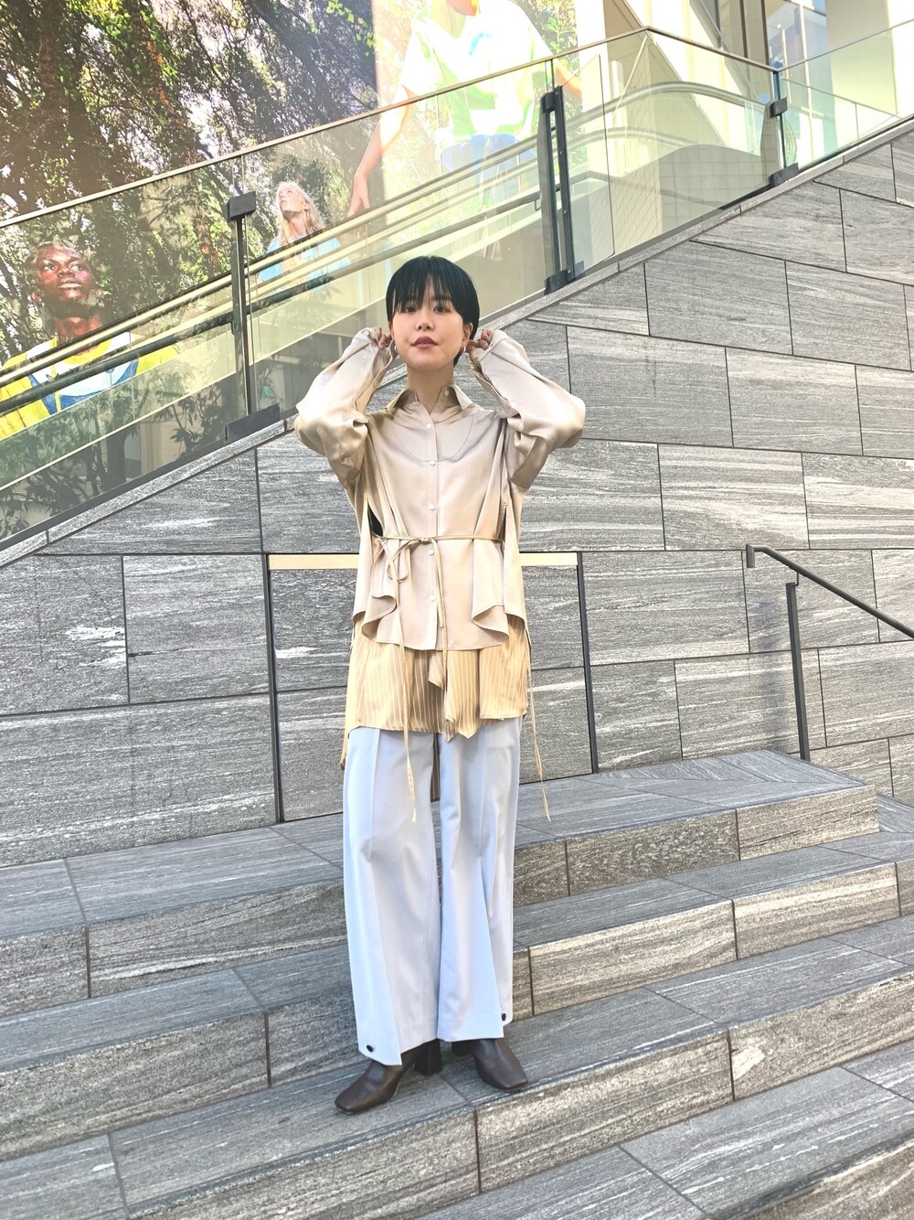 「シンプル、ショートブーツ、レイヤードスタイル、大人カジュアル、休日コーデ、ベージュコーデ、春コーデ、ラクチンコーデ、おしゃれさんと繋がりたい、ボリューム袖」｜「FEMMENTのドライポリエステルベーカーパンツ LP11-620（パンツ、ブルー系）」を使った、はやしのまいまいさん（レディース・160cm）の冬コーディネートの1枚目の写真