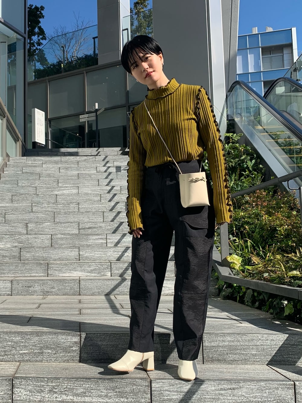 「グリーン、カラーニット、休日コーデ、巾着バッグ、パンツスタイル、春、ootd、シンプルコーデ、オトナカジュアル、オトナ女子」｜「FEMMENTのスパン×フィラメントポリエステルイージーパンツ LP11-603（パンツ、ホワイト系）」を使った、はやしのまいまいさん（レディース・160cm）の冬コーディネートの1枚目の写真