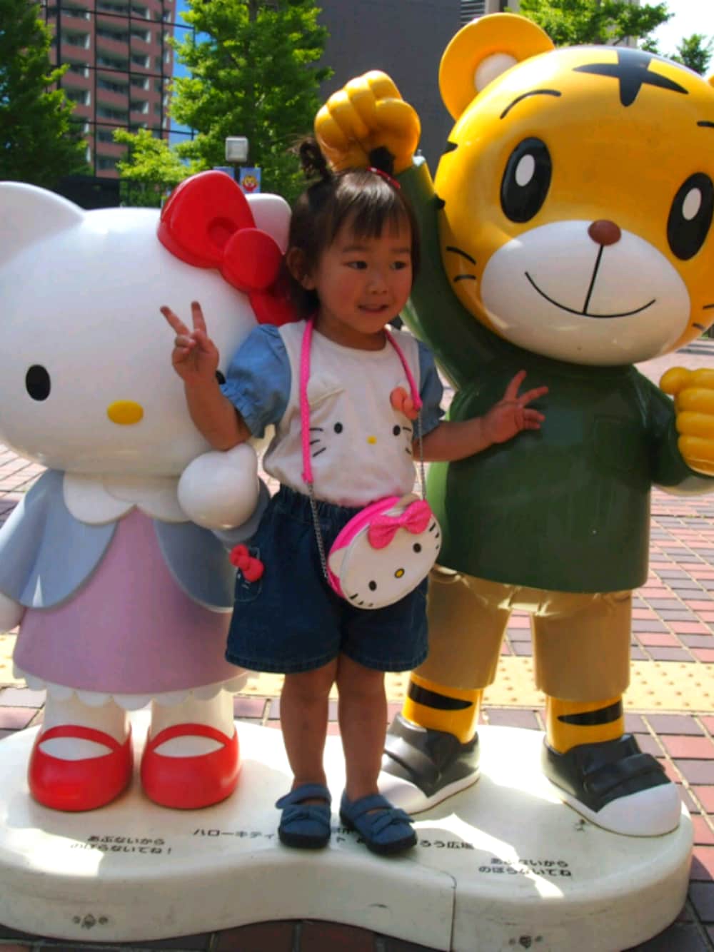 ホワイト系のTシャツ/カットソー、ブルー系のパンツを着用したキッズの春コーディネートの1枚目の写真