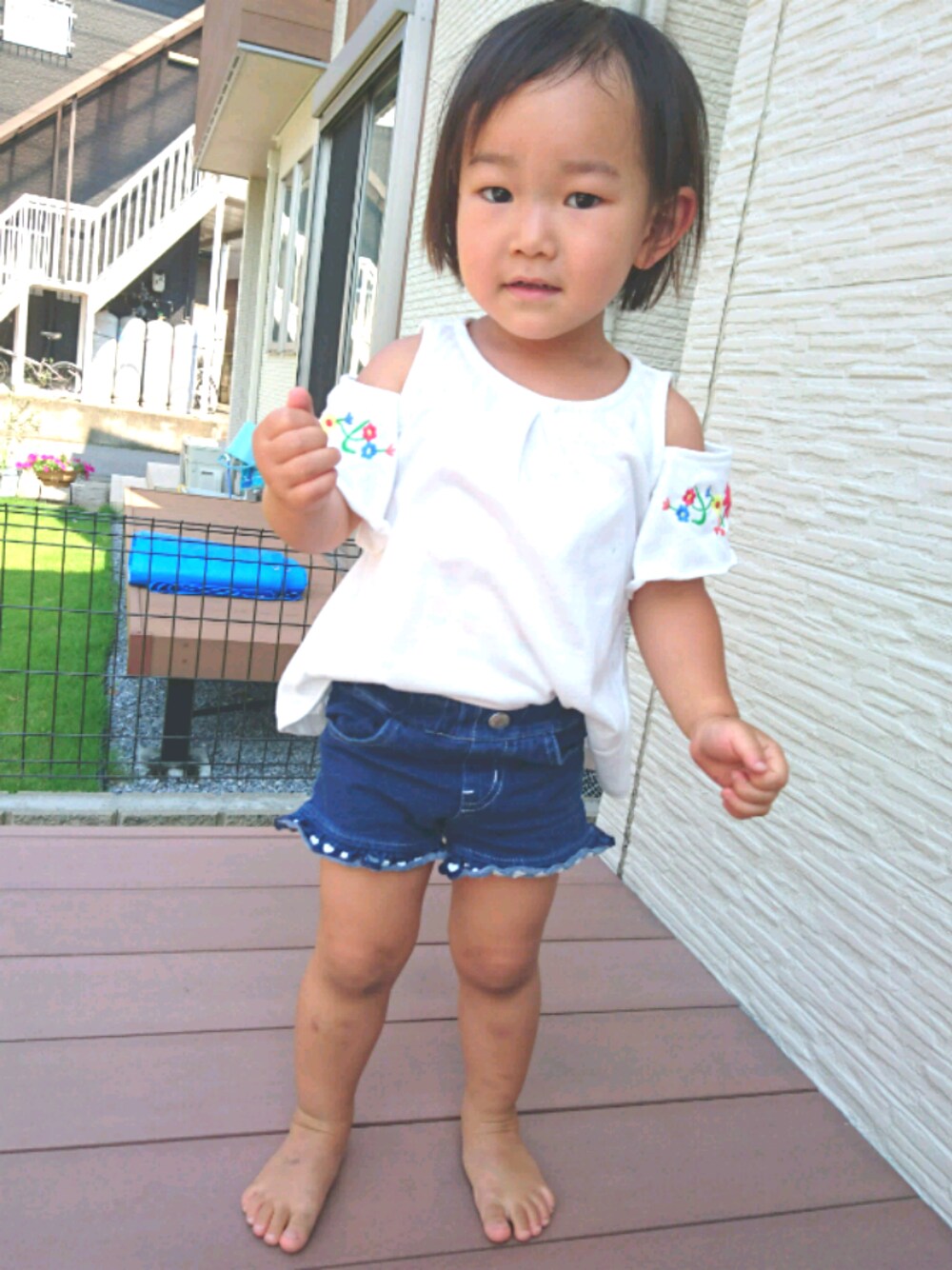 ホワイト系のTシャツ/カットソー、ブルー系のパンツを着用したキッズの夏コーディネートの1枚目の写真