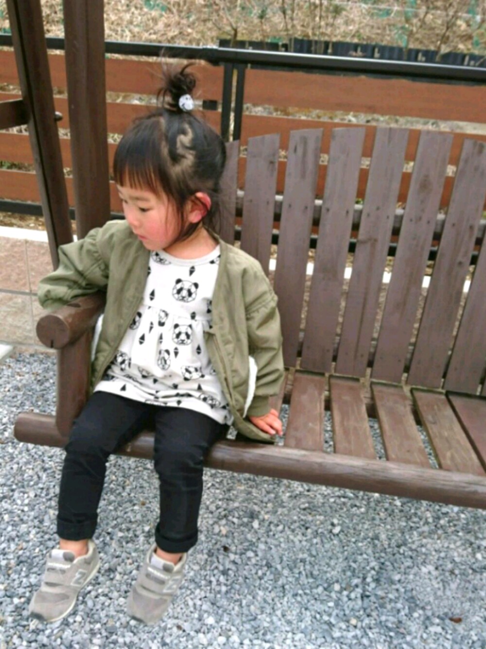 「カジュアルコーデ、キッズファッション、パンツスタイル、シンプルコーデ、kidsfashion、3歳、ワンピース、パンダ、おだんごヘアー、MA-1」｜「Right-onの【MPS】ミリタリーファーポケットジャケット(ジュニアサイズ150～160cm) （ブルゾン、グリーン系）」を使った、MikAnさん（キッズ・90cm）の冬コーディネートの1枚目の写真