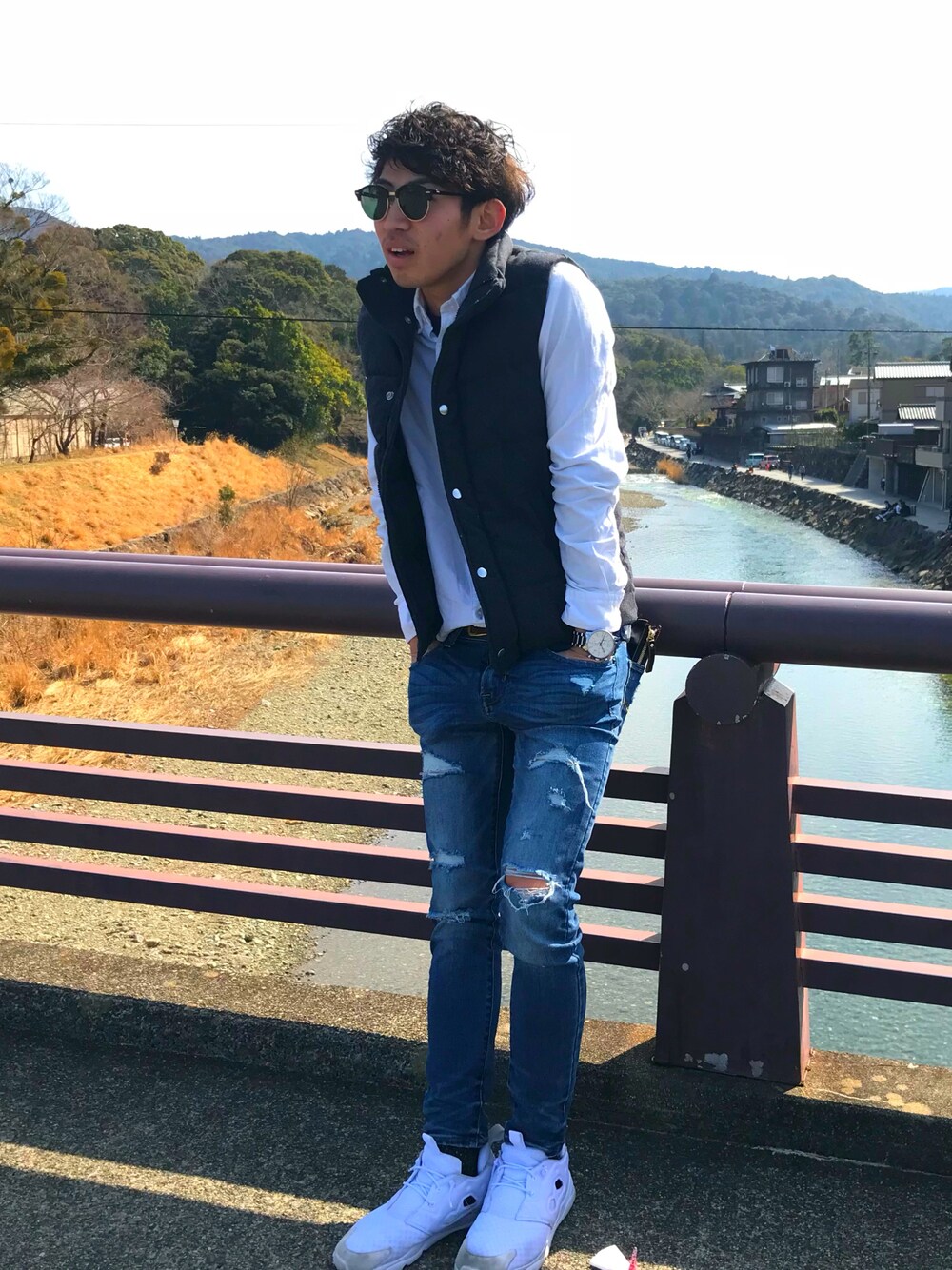 「伊勢神宮、おかげ横丁」｜「American Eagleのアイテム（デニムパンツ、ブルー系）」を使った、Hiromuさん（メンズ・168cm）の春コーディネートの1枚目の写真
