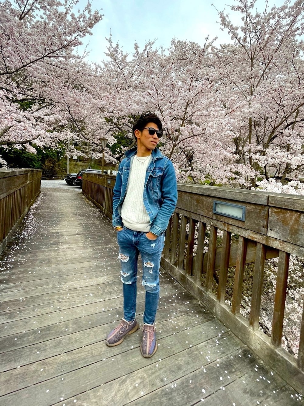 「おしゃれさんと繋がりたい、春コーデ、大人カジュアル、スニーカーコーデ、低身長コーデ、UNIQLO、ootd、デニムオンデニム、低身長男子、デニムジャケット」｜「UNIQLOのアイテム（デニムジャケット、ブルー系）」を使った、Hiromuさん（メンズ・168cm）の春コーディネートの1枚目の写真
