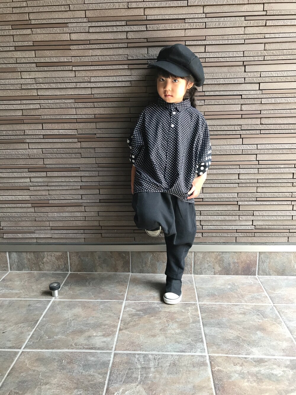 「おしゃれさんと繋がりたい、シンプルコーデ」｜「antiquaのアイテム（その他パンツ、ブラック系）」を使った、みぃくさん（キッズ・100cm）の夏コーディネートの1枚目の写真