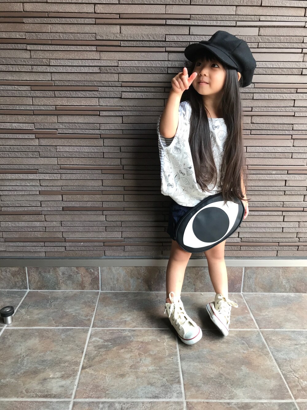 「minauのアイテム（Tシャツ/カットソー、ホワイト系）」を使った、みぃくさん（キッズ・100cm）の秋コーディネートの1枚目の写真
