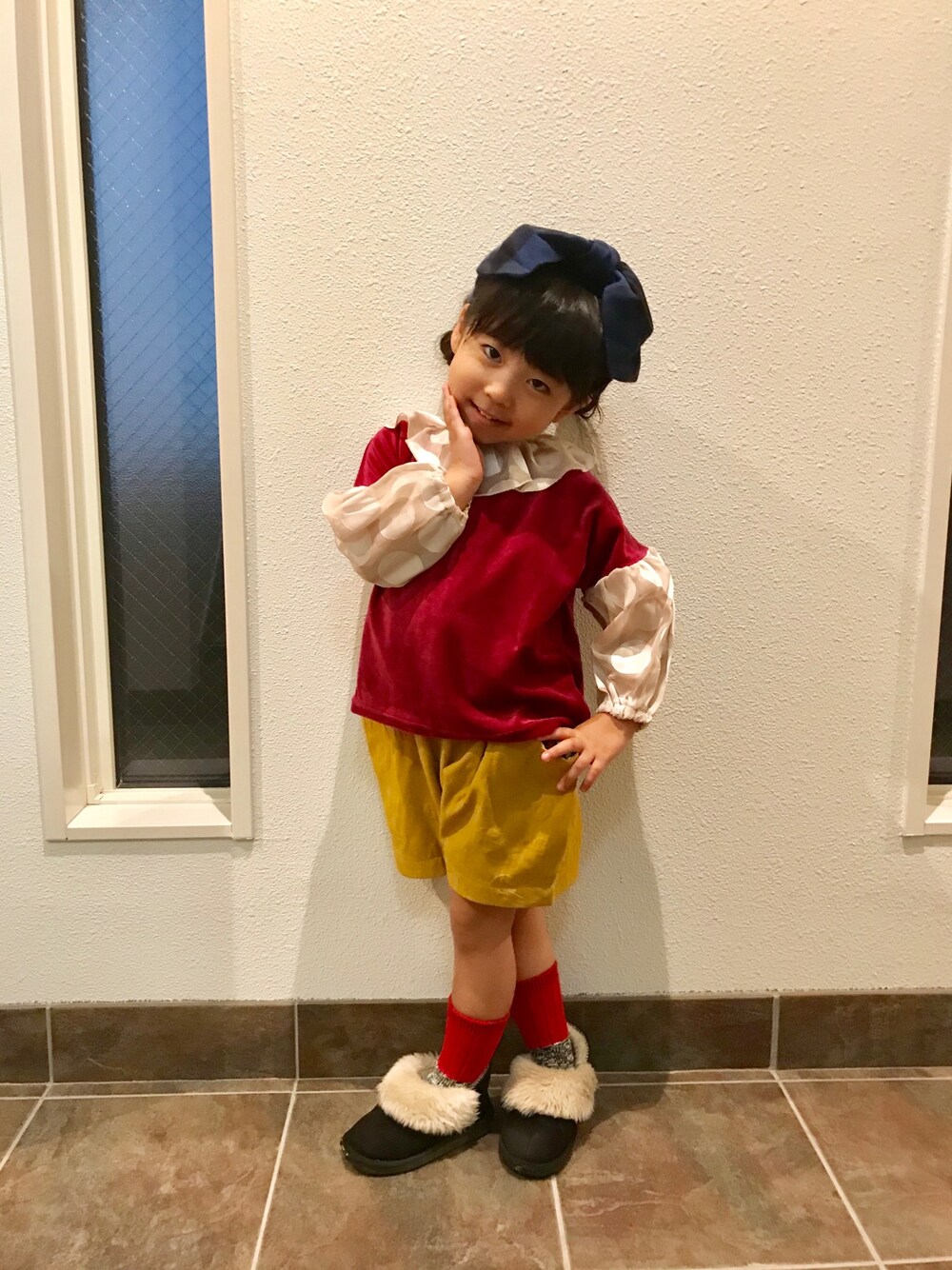 「キッズコーデ、kidsfashion」｜「minauのアイテム（Tシャツ/カットソー、レッド系）」を使った、みぃくさん（キッズ・100cm）の冬コーディネートの1枚目の写真
