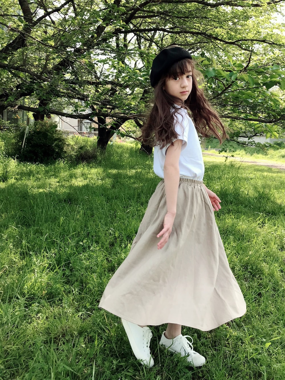 「夏コーデ、シンプル、春夏コーデ、スカート、ベージュコーデ、スニーカー」｜「classicalelfのキッズ ふんわり、軽やか。コットンリネンスカート（スカート、ベージュ系）」を使った、classicalelfクラシカルエルフさん（キッズ・132cm）の春コーディネートの1枚目の写真