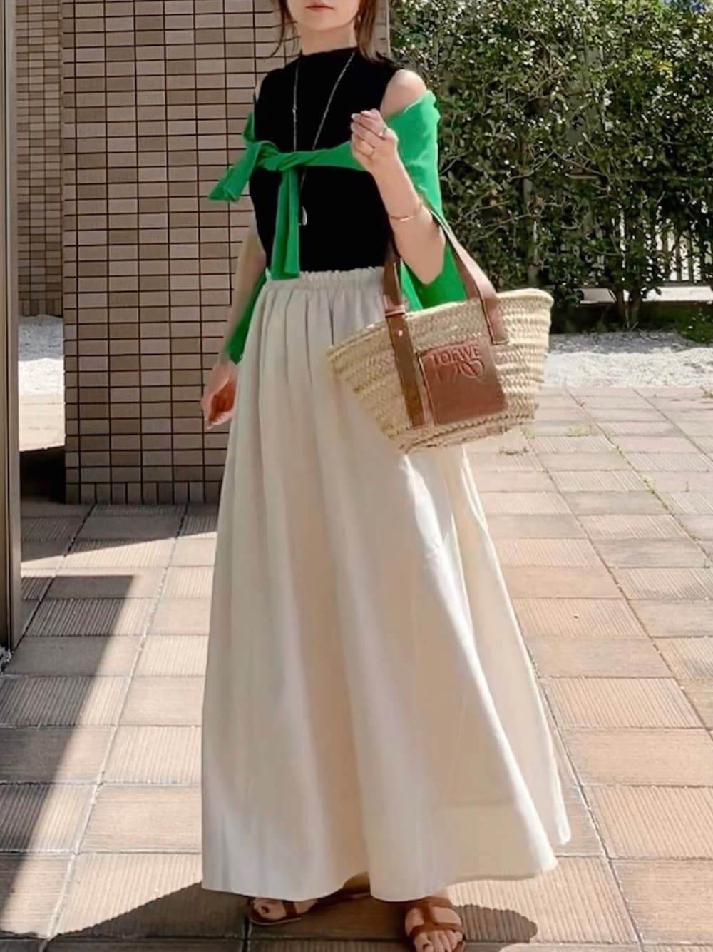 「シンプルコーデ、オトナカジュアル、夏コーデ、夏、サンダル、ブラック」｜「classicalelfのさらり、たっぷりフレア。リラックスコットンリネンスカート（スカート、ベージュ系）」を使った、classicalelfクラシカルエルフさん（レディース・165cm）の春コーディネートの1枚目の写真