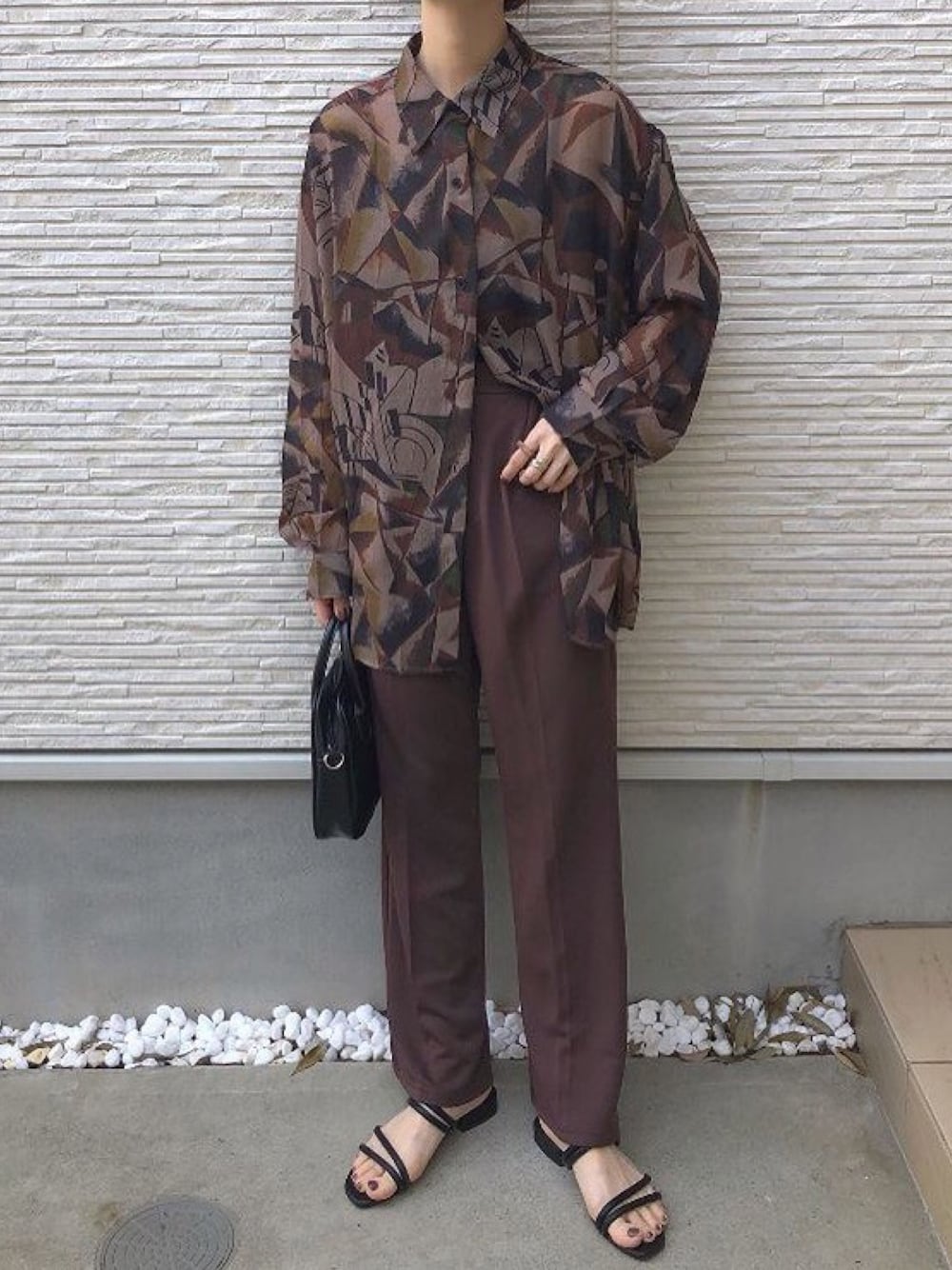 「プチプラ、大人女子、パンツコーデ、大人カジュアル、ワントーンコーデ、シャツスタイル、フレアパンツ、ブラウン」｜「classicalelfのセンタープレスが今っぽい。マニッシュなカットフレアパンツ。（スラックス、ブラウン系）」を使った、classicalelfクラシカルエルフさん（レディース・164cm）の春コーディネートの1枚目の写真